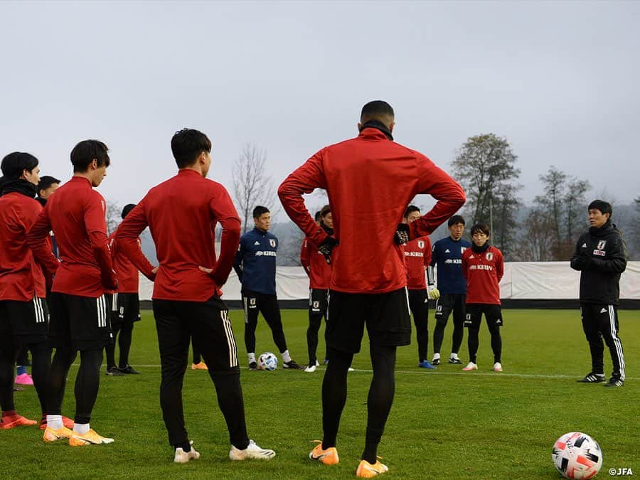 日本サッカー協会さんのインスタグラム写真 - (日本サッカー協会Instagram)「【2020.11.09 Training①📸】  #SAMURAIBLUE はパナマ代表そしてメキシコ代表と戦うオーストリアにて活動をスタートしました。8日に日本から #森保一 監督以下スタッフ陣がオーストリアへと移動すると、9日は選手たちがヨーロッパ各国から集結しました。  「この活動を実施するために動いてくれた多くの方々への感謝の気持ちを忘れずに、あらゆる面でのレベルアップ、そして結果、しっかりと勝利という結果を残せるよう頑張ろう」と森保監督が選手たちに伝え、トレーニングがスタートしました。  ⌚11/13(金)23:15KO 🆚パナマ🇵🇦 📺フジテレビ系列 ⌚11/18(水)5:00KO 🆚メキシコ🇲🇽 📺NHK BS1 ※いずれも日本時間  📹チームに密着した映像 #TeamCam は公式YouTubeチャンネル #JFATV で配信中  #daihyo #jfa #新しい景色を2022」11月10日 11時30分 - japanfootballassociation