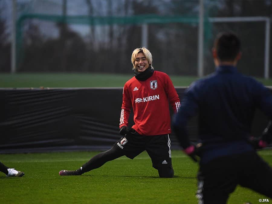 日本サッカー協会さんのインスタグラム写真 - (日本サッカー協会Instagram)「【2020.11.09 Training①📸】  #SAMURAIBLUE はパナマ代表そしてメキシコ代表と戦うオーストリアにて活動をスタートしました。8日に日本から #森保一 監督以下スタッフ陣がオーストリアへと移動すると、9日は選手たちがヨーロッパ各国から集結しました。  「この活動を実施するために動いてくれた多くの方々への感謝の気持ちを忘れずに、あらゆる面でのレベルアップ、そして結果、しっかりと勝利という結果を残せるよう頑張ろう」と森保監督が選手たちに伝え、トレーニングがスタートしました。  ⌚11/13(金)23:15KO 🆚パナマ🇵🇦 📺フジテレビ系列 ⌚11/18(水)5:00KO 🆚メキシコ🇲🇽 📺NHK BS1 ※いずれも日本時間  📹チームに密着した映像 #TeamCam は公式YouTubeチャンネル #JFATV で配信中  #daihyo #jfa #新しい景色を2022」11月10日 11時30分 - japanfootballassociation