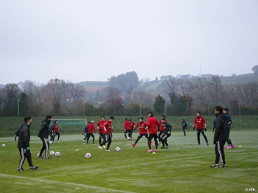 日本サッカー協会さんのインスタグラム写真 - (日本サッカー協会Instagram)「【2020.11.09 Training①📸】  #SAMURAIBLUE はパナマ代表そしてメキシコ代表と戦うオーストリアにて活動をスタートしました。8日に日本から #森保一 監督以下スタッフ陣がオーストリアへと移動すると、9日は選手たちがヨーロッパ各国から集結しました。  「この活動を実施するために動いてくれた多くの方々への感謝の気持ちを忘れずに、あらゆる面でのレベルアップ、そして結果、しっかりと勝利という結果を残せるよう頑張ろう」と森保監督が選手たちに伝え、トレーニングがスタートしました。  ⌚11/13(金)23:15KO 🆚パナマ🇵🇦 📺フジテレビ系列 ⌚11/18(水)5:00KO 🆚メキシコ🇲🇽 📺NHK BS1 ※いずれも日本時間  📹チームに密着した映像 #TeamCam は公式YouTubeチャンネル #JFATV で配信中  #daihyo #jfa #新しい景色を2022」11月10日 11時30分 - japanfootballassociation