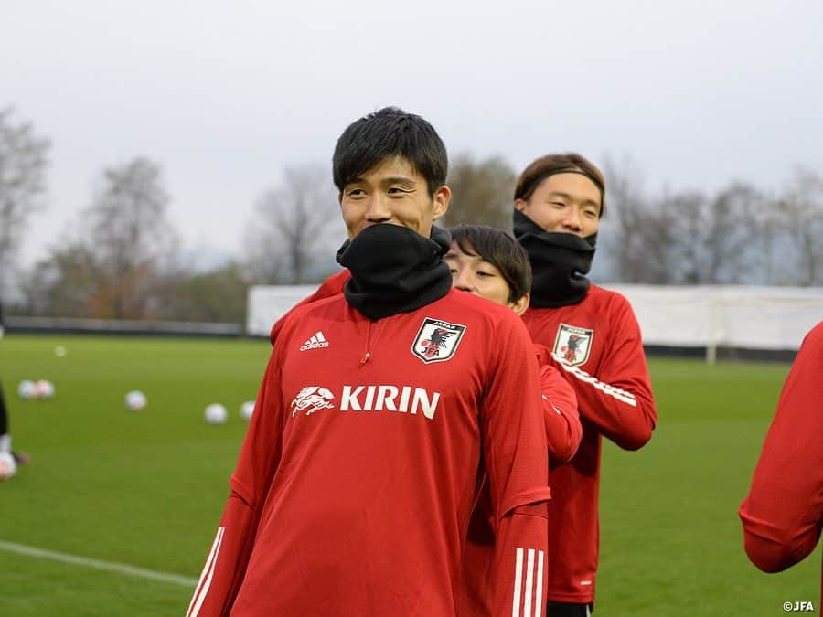 日本サッカー協会さんのインスタグラム写真 - (日本サッカー協会Instagram)「【2020.11.09 Training①📸】  #SAMURAIBLUE はパナマ代表そしてメキシコ代表と戦うオーストリアにて活動をスタートしました。8日に日本から #森保一 監督以下スタッフ陣がオーストリアへと移動すると、9日は選手たちがヨーロッパ各国から集結しました。  「この活動を実施するために動いてくれた多くの方々への感謝の気持ちを忘れずに、あらゆる面でのレベルアップ、そして結果、しっかりと勝利という結果を残せるよう頑張ろう」と森保監督が選手たちに伝え、トレーニングがスタートしました。  ⌚11/13(金)23:15KO 🆚パナマ🇵🇦 📺フジテレビ系列 ⌚11/18(水)5:00KO 🆚メキシコ🇲🇽 📺NHK BS1 ※いずれも日本時間  📹チームに密着した映像 #TeamCam は公式YouTubeチャンネル #JFATV で配信中  #daihyo #jfa #新しい景色を2022」11月10日 11時30分 - japanfootballassociation