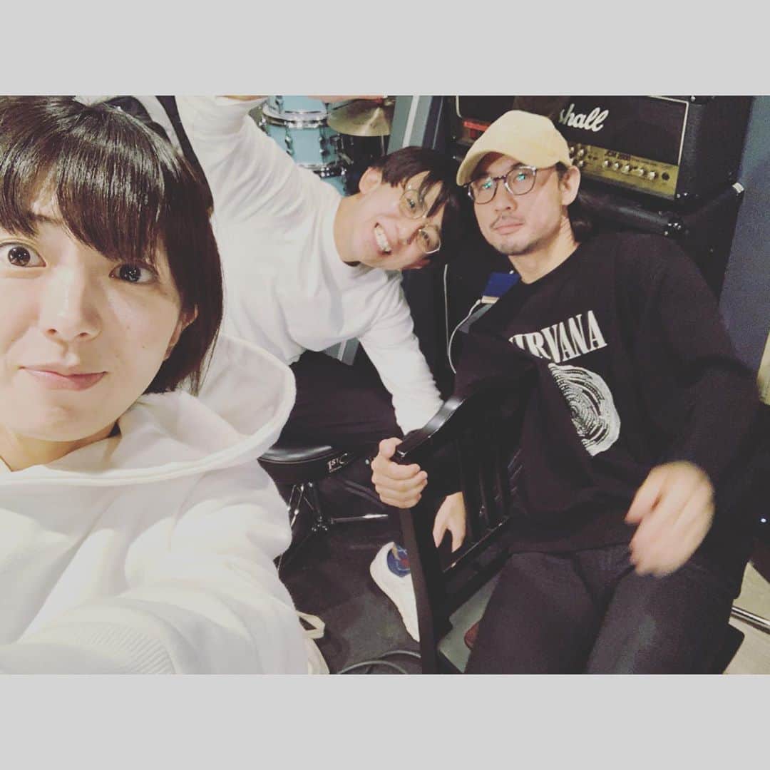 熊木杏里のインスタグラム：「昨日は21日のライブのリハでした。 歌うだけじゃなくて 演奏する嬉しさも知りゆく日々。  楽しく頑張りたいと思います♪  今日は2人も演奏してくれている new album「なにが心にあればいい？」 店着日です💿 もし、お近くのCD屋さんに行ける方 よろしくお願いします。」