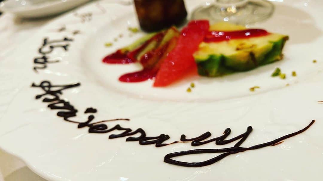 金沢結婚式 ヴィラグランディス金沢のインスタグラム：「@villagrandis_kanazawa  15th anniversary ・ ・ ・ 15年前の11月 villagrandis weddingresort 『casa de kelly』にて結婚式をされたご夫婦  毎年結婚記念日はヴィラ・グランディスでご家族とディナーに🍴  今年は披露宴会場へご案内です 15年ぶりの景色に ドキドキした瞬間 ゲスト皆んなで笑ったこと 胸が熱くなる感動‥ 当時の想い出が蘇ります✨ 15年間毎年素敵なご家族と共に素敵な時間を過ごさせていただいていることに感謝  #ヴィラファミリー #ヴィラ嫁  ・ ・ 写真は中学生になられた息子さんが撮ってくださいました🤗 #SpecialThanks To.RIO」