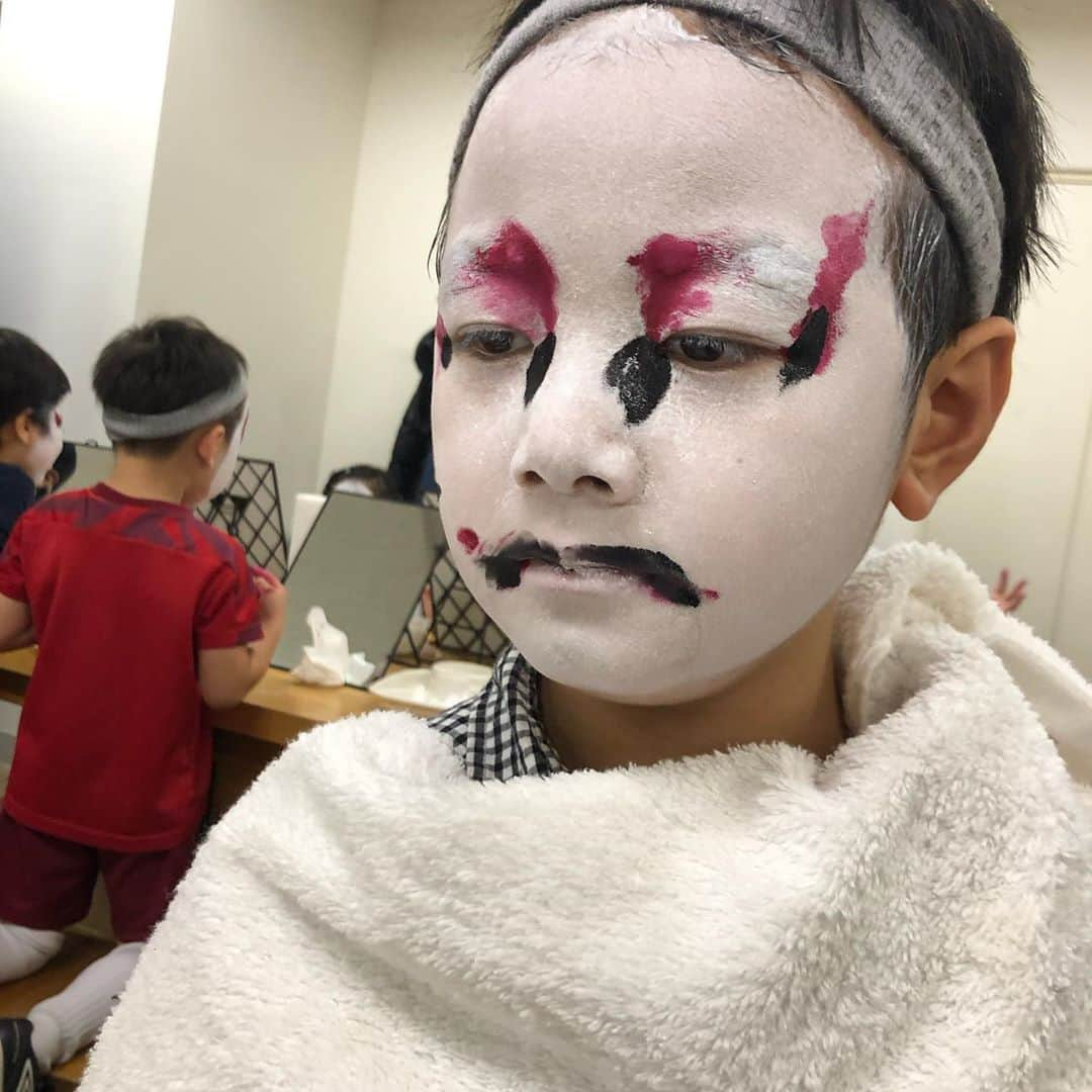 麻生裕子さんのインスタグラム写真 - (麻生裕子Instagram)「週末、歌舞伎お稽古の前にメイク体験。先生の見様見真似で自分で書きました🤣 改めて、あんなに立派に素敵に仕上げることの難しさを知りました。 貴重な体験をさせていたたき感謝です💕  この日は、お稽古の後に来年の舞台のお役発表😊　ちゃんとお役もいただき、台本も持ち帰りました。来週からお役ごとのお稽古が始まります。  とっても声が大きい息子。普段は、静かにしなさーい！しぃー！と言う場面が多いから、「声が大きくて素敵だね！かっこいいね！」と言ってもらえるような　声が大きい事が"素敵な事"である場を作ってあげる事ができて良かったなぁと思います☺️  これから先、いろーんなことを経験して体験して楽しんで欲しいと思います。」11月10日 11時26分 - yukoasoh