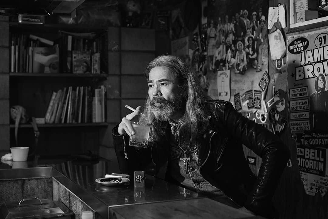 杉原勇武のインスタグラム：「今発売中の雑誌SENSE 11月号 「CIGARETTES , BAR & MUSIC」 特集 「たばことバーと音楽」 のアザーカットです。 . #isamukatayamabacklash #isamukatayama #backlash #leather #sense #magazine」