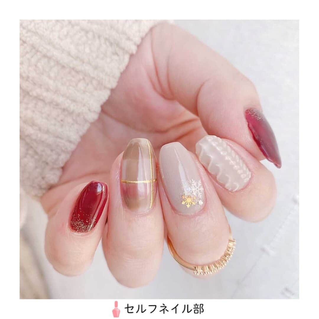 セルフネイル部 公式アカウントさんのインスタグラム写真 - (セルフネイル部 公式アカウントInstagram)「(@nymy.nail)さんの、﻿ 「チェック×ニットで冬ネイル」を紹介します💅﻿ ﻿ ○howto﻿ 全ての指にピールオフベース、ウィークリージェルクリアを塗布する。﻿ 《親指･小指》﻿ ウィークリージェルWG-25を1度塗り→爪の根元にウィークリージェルNE-16でグラデーションにする。﻿ 《人差し指》﻿ ウィークリージェルWG-7を1度塗り→ニットシールを貼る→WG-7を1度塗り→マットトップコートを塗る。﻿ 《中指》﻿ ウィークリージェルWG-7を2度塗り→パーツを置く場所にウィークリージェルNE-16を塗る→雪の結晶のパーツを置く。﻿ 《薬指》﻿ ウィークリージェルWG-7を2度塗り→ウィーリージェルNE-17とNE-75でチェック柄を書く→ゴールドラインシールを貼る。﻿ 人差し指以外の指にトップジェルを塗布して完成です。﻿ ﻿ ○item﻿ 《ベース》﻿ ・HOMEI ピールオフベース﻿ ・ベティジェルピールオフジェル﻿ ・ウィークリージェル Clear﻿ 《カラー》﻿ ・ウィークリージェル﻿ 　WG-7 Croissant﻿ 　WG-25 Vintage Bordeaux﻿ 　NE-16 Stardust﻿ 　NE-17 Love Syrup﻿ 　NE-75 Vintage Shelf﻿ 《パーツ》﻿ ・ダイソー ﻿ 　3Dネイルシール ニット﻿ 　スノーネイルアートシール﻿ 　ゴールドラインシール﻿ 《トップジェル》﻿ apre ノンワイプトップジェル﻿ ﻿ ○point﻿ チェックとニットを合わすだけで簡単に冬ネイルができます❄︎。チェックの部分をマットにしてもかわいいと思います♡﻿ ﻿ 《セルフネイル部プロデューサー高橋からのコメント📝》﻿ まずとてもお爪が美しいのが印象的です🥺💫綺麗目デザインが相性よくすてきです💅﻿ ﻿ #ネイル#ジェルネイル#ジェル#セルフネイル#セルフネイル部#セルフジェルネイル#セルフジェル#マニキュア#ポリッシュ#ネイルアート#セルフジェルネイル部#ほぼ100均ネイル#ネイルシール#100均ネイル#美甲#셀프네일#ポリッシュネイル﻿ #nail#polish#selfnail#nailpolish#nails#japannail#nailart#instanail」11月10日 11時35分 - selfnail.club