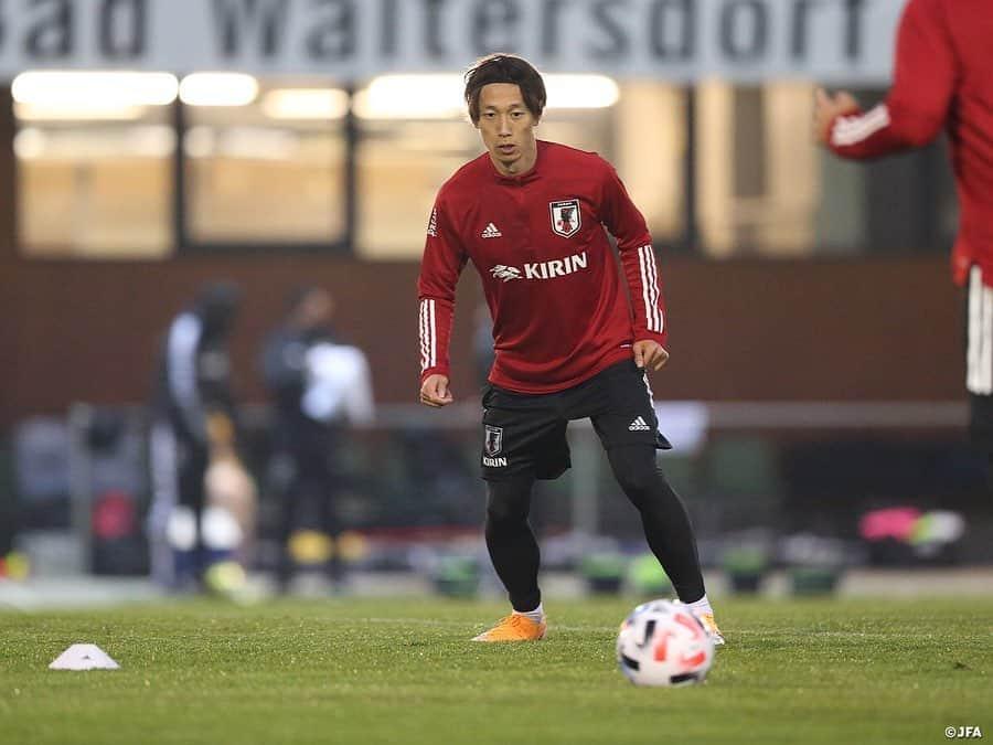 日本サッカー協会さんのインスタグラム写真 - (日本サッカー協会Instagram)「【2020.11.09 Training②📸】  #SAMURAIBLUE はパナマ代表そしてメキシコ代表と戦うオーストリアにて活動をスタートしました。  この日のトレーニングには移動便等の関係で7選手が間に合わず、17選手が参加。週末の所属クラブでの出場時間、試合開催日などによってでグループを分け、それぞれのグループに異なる強度の負荷をかけ、トレーニングは行われました。  前昨日フルタイムでプレーをしたグループは疲労回復を目的とした有酸素運動で終われば、週末プレー機会の無かった選手たちのグループはしっかりと体を温めると、各種シュートトレーニングからゲーム形式のメニューまで約90分、みっちりと体を動かしました。 明日のトレーニングからは全ての選手が合流して行われる予定です。  ⌚11/13(金)23:15KO 🆚パナマ🇵🇦 📺フジテレビ系列 ⌚11/18(水)5:00KO 🆚メキシコ🇲🇽 📺NHK BS1 ※いずれも日本時間  📹チームに密着した映像 #TeamCam は公式YouTubeチャンネル #JFATV で配信中  #daihyo #jfa #新しい景色を2022」11月10日 11時34分 - japanfootballassociation