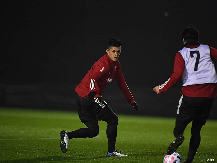 日本サッカー協会さんのインスタグラム写真 - (日本サッカー協会Instagram)「【2020.11.09 Training②📸】  #SAMURAIBLUE はパナマ代表そしてメキシコ代表と戦うオーストリアにて活動をスタートしました。  この日のトレーニングには移動便等の関係で7選手が間に合わず、17選手が参加。週末の所属クラブでの出場時間、試合開催日などによってでグループを分け、それぞれのグループに異なる強度の負荷をかけ、トレーニングは行われました。  前昨日フルタイムでプレーをしたグループは疲労回復を目的とした有酸素運動で終われば、週末プレー機会の無かった選手たちのグループはしっかりと体を温めると、各種シュートトレーニングからゲーム形式のメニューまで約90分、みっちりと体を動かしました。 明日のトレーニングからは全ての選手が合流して行われる予定です。  ⌚11/13(金)23:15KO 🆚パナマ🇵🇦 📺フジテレビ系列 ⌚11/18(水)5:00KO 🆚メキシコ🇲🇽 📺NHK BS1 ※いずれも日本時間  📹チームに密着した映像 #TeamCam は公式YouTubeチャンネル #JFATV で配信中  #daihyo #jfa #新しい景色を2022」11月10日 11時34分 - japanfootballassociation