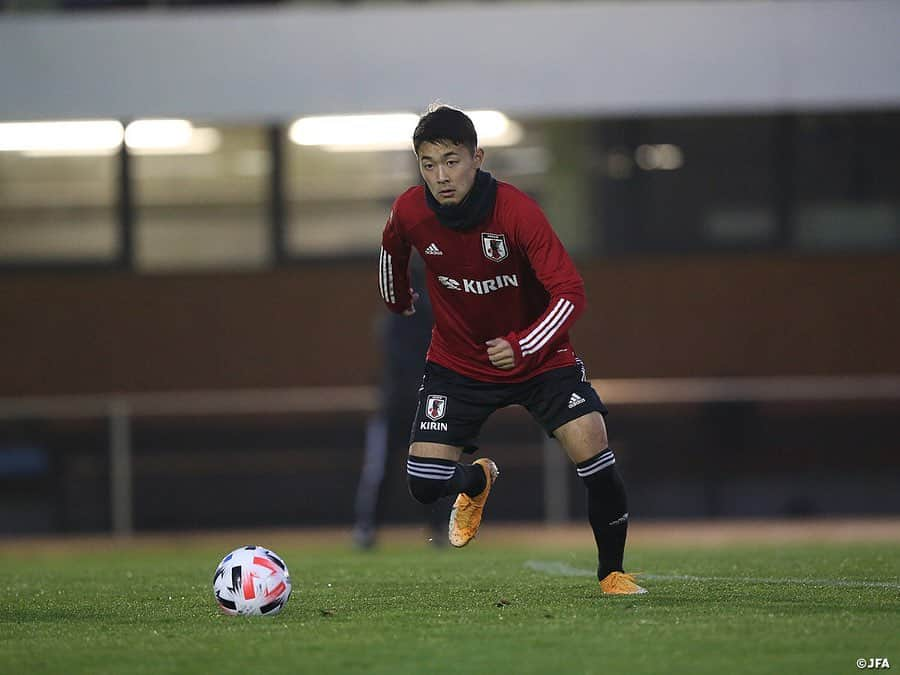 日本サッカー協会さんのインスタグラム写真 - (日本サッカー協会Instagram)「【2020.11.09 Training②📸】  #SAMURAIBLUE はパナマ代表そしてメキシコ代表と戦うオーストリアにて活動をスタートしました。  この日のトレーニングには移動便等の関係で7選手が間に合わず、17選手が参加。週末の所属クラブでの出場時間、試合開催日などによってでグループを分け、それぞれのグループに異なる強度の負荷をかけ、トレーニングは行われました。  前昨日フルタイムでプレーをしたグループは疲労回復を目的とした有酸素運動で終われば、週末プレー機会の無かった選手たちのグループはしっかりと体を温めると、各種シュートトレーニングからゲーム形式のメニューまで約90分、みっちりと体を動かしました。 明日のトレーニングからは全ての選手が合流して行われる予定です。  ⌚11/13(金)23:15KO 🆚パナマ🇵🇦 📺フジテレビ系列 ⌚11/18(水)5:00KO 🆚メキシコ🇲🇽 📺NHK BS1 ※いずれも日本時間  📹チームに密着した映像 #TeamCam は公式YouTubeチャンネル #JFATV で配信中  #daihyo #jfa #新しい景色を2022」11月10日 11時34分 - japanfootballassociation