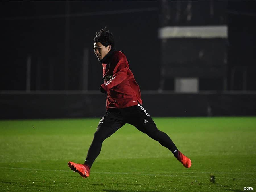 日本サッカー協会さんのインスタグラム写真 - (日本サッカー協会Instagram)「【2020.11.09 Training②📸】  #SAMURAIBLUE はパナマ代表そしてメキシコ代表と戦うオーストリアにて活動をスタートしました。  この日のトレーニングには移動便等の関係で7選手が間に合わず、17選手が参加。週末の所属クラブでの出場時間、試合開催日などによってでグループを分け、それぞれのグループに異なる強度の負荷をかけ、トレーニングは行われました。  前昨日フルタイムでプレーをしたグループは疲労回復を目的とした有酸素運動で終われば、週末プレー機会の無かった選手たちのグループはしっかりと体を温めると、各種シュートトレーニングからゲーム形式のメニューまで約90分、みっちりと体を動かしました。 明日のトレーニングからは全ての選手が合流して行われる予定です。  ⌚11/13(金)23:15KO 🆚パナマ🇵🇦 📺フジテレビ系列 ⌚11/18(水)5:00KO 🆚メキシコ🇲🇽 📺NHK BS1 ※いずれも日本時間  📹チームに密着した映像 #TeamCam は公式YouTubeチャンネル #JFATV で配信中  #daihyo #jfa #新しい景色を2022」11月10日 11時34分 - japanfootballassociation