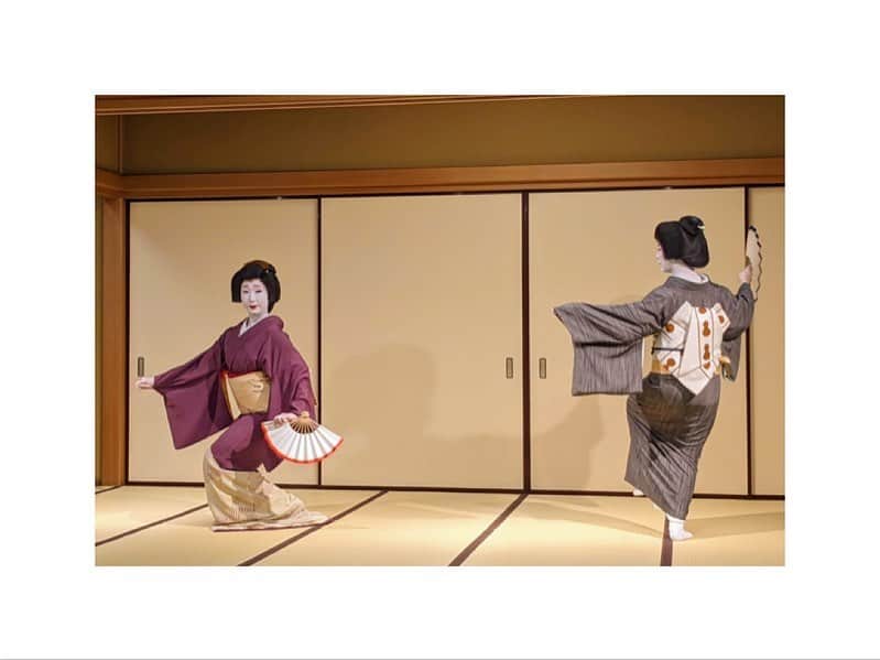 のインスタグラム：「新橋芸者さんによる舞「六段崩し　この家座敷」 左からきみ鶴ちゃん、千代加ちゃんです。 舞方やお衣装、髷の結い方が京都とは違う趣です。 街によって違いが見られるのも楽しみの一つです。 素敵な舞のご披露ありがとうございました✨ #shinbashi #shinbashigeisya #geisya #tokyo #edo  #beautifuljapan #japanesetradition  #新橋 さん #新橋芸者 さん #きみ鶴 ちゃん #千代加 ちゃん #六段崩し #日本舞踊 #日本の伝統 #日本の美」