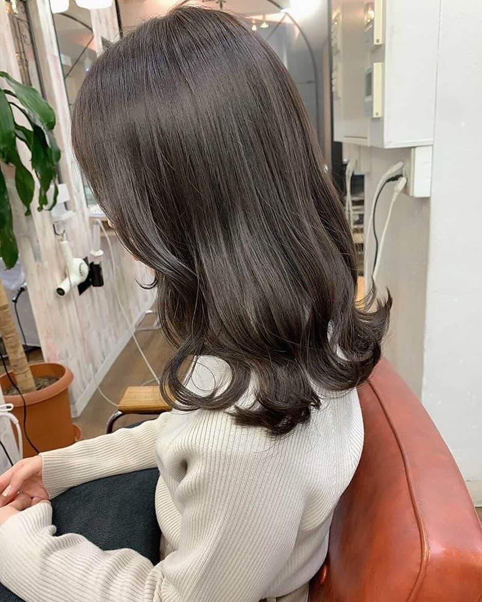 のインスタグラム：「. . . 髪色がお気に入りなので投稿にも載せておきます🤤💓 . . 暗めなのに透明感のある感じが好き😌💭 . . . #ヘアカラー　#ヘアカラーアッシュ #ヘアカラーベージュ #ベージュカラー #アッシュカラー #アッシュグレージュ #アッシュベージュ #グレージュ #グレージュカラー #ミディアム　#ミディアムヘア  #セミロング　#ヘアチェンジ　#イメチェン #イメチェンカット」
