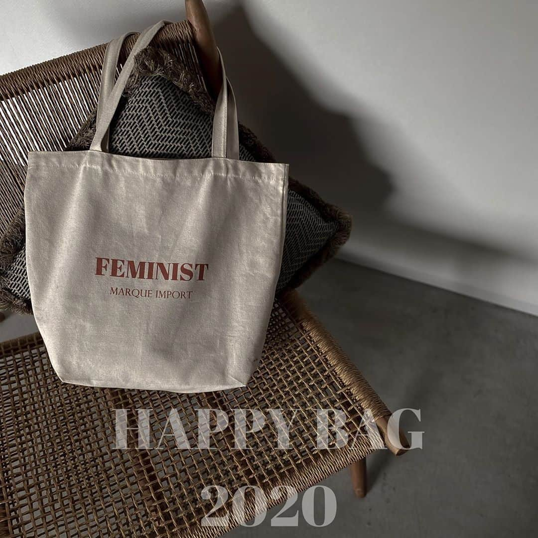 仲村美香さんのインスタグラム写真 - (仲村美香Instagram)「【HAPPY BAG2020】 今年最後のHAPPY BAG‼︎ 毎回発売開始、数分で完売してしまう 幻のBAGになってきました…笑 MARQUE5周年を記念して BIGトートバッグも作りました♡♡♡ めちゃめちゃ可愛いの😭❤️ もうこればっかり使ってて かなり大量用なので使いやすいよ♡♡♡ MARQUE×MIDASTOUCHの BAGを買うと、必ずついてきます！✨ 今回発売するのは6種類！ 画像に詳しく内容を記載したので ご確認よろしくお願いします🥰❤️ ・ ・ ・ とにかくお得な MARQUE×MIDASTOUCH‼︎ 今回ニットやワンピースなど 冬物ばかりで揃えています♡ 洋服3点＋小物＆アクセサリー or アクセサリー2点 エコバッグで、合計6点が必ず付いて 5万円相当が2万円になります♡♡♡ （小物はバッグやベルト、ストールなど） ・ ・ S/M/FREEサイズをご用意していて FREEサイズのみピアスが入っています！ （S\Mサイズにはネックレス、ブレスレット、リング、イヤーカフ、イヤリングなどがランダムに入っています） ・ ・ 更に毎回好評なので MIDASTOUCHのみの HAPPY BAGも作りました♡ こちらは3種類ご用意しています！ 5000円のバッグは ショッパー&ジュエリーボックス付き アクセサリー5点セット （ピアスが含まれます） or ショッパー＋アクセサリー5点セット （ピアス、イヤリングが選べます） 25000円相当が5,000円に！ （ジュエリーボックス付きの方が数が少ないのですが、同じ値段でボックスが付いてくるのでこっちの方がお得です♡） ・ ・ ・ 大理石ボックス＋ アクセサリー3点セット （ピアス、イヤリングが選べます） 13,000円相当が3,000円に！ ※写真は全てイメージとなります。 ・ ・ ・ ・ こちらの6種類のバッグをご用意しております♡ 発売は明日！ 11.11 20:00からスタートします❤️ 明日はMARQUEを立ち上げた日なんです♡ 5周年の感謝を込めまして 皆さんにHAPPYをお届けできますように…♡♡♡ 何かご質問がありましたら こちらの投稿にコメントください✨ よろしくお願いします♡ ・ ・ ・ ・ #happybag#福袋#福袋2020」11月10日 11時53分 - mikapu0519