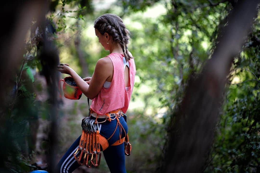 チェルシー・ルーズのインスタグラム：「I AM READY FOR THE RED RIVER GORGE!!!   Honestly, 10 weeks ago I didn’t know I’d be going this year. But it’s happening - TOMORROW!  Over the course of the last 6-7 weeks I’ve worked hard to prepare for this trip - @alex.stiger has been my light through it all 🙏   Improving in climbing can be challenging regardless of where you are in your journey. The cool thing is that if there’s curiosity, patience any discipline then there’s ALWAYS a way to get better.   Getting better as a climber looks differently for everyone. For some it’s learning the skills required to climb efficiently. For others it’s gaining climbing specific strength. For others, it’s needing to revisit the skill learning phase to correct bad habits.   For me, it’s improving my overall strength. Because as a kid my coaches were relentless on technique. So much so that that’s mostly what I remember focusing on as a kid. And honestly I’m thankful 🙏  My proudest achievement not related to specific climbs is that the previous Head US Team Coach told me I have the greatest technique of anyone he’s ever worked with. I feel weird putting that out to the world, but it’s also true and something I’m personally proud of because it took MANY MANY hours of PRACTICE.   Given that, I’ve spent the last few weeks working on my strength through new-to-my-training exercises with the guidance of Alex. I feel strong and ready for what lies ahead at the Red...💃🏼  I know that with this training under my belt for longer that I will be stronger & better than I’ve ever been come 2021. And that excites me!  Becoming stronger and better takes time. It takes patience. And it takes CURIOSITY within yourself.   I’ll be diving into specific mental and physical cruxes of climbing that tend to hold people back from becoming better/stronger climbers during my workshop next week, TWO DAYS, TWO BARRIERS: UNDERSTANDING MENTAL AND PHYSICAL CRUXES. And I hope you’ll join as I dive in Just for YOU!   (You can register through link in bio)   @angelajpayne photo  #girlsthatclimb #sendlikeagirl #girlswhoclimb #sheclimbs #climbergirl #climbingcoach #coachforclimbers #shesends #shesendscollective #climbersofinstagram #trainingforclimbing」
