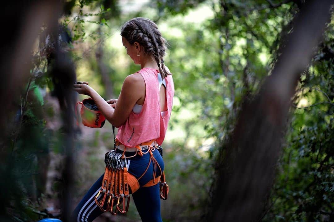 チェルシー・ルーズさんのインスタグラム写真 - (チェルシー・ルーズInstagram)「I AM READY FOR THE RED RIVER GORGE!!!   Honestly, 10 weeks ago I didn’t know I’d be going this year. But it’s happening - TOMORROW!  Over the course of the last 6-7 weeks I’ve worked hard to prepare for this trip - @alex.stiger has been my light through it all 🙏   Improving in climbing can be challenging regardless of where you are in your journey. The cool thing is that if there’s curiosity, patience any discipline then there’s ALWAYS a way to get better.   Getting better as a climber looks differently for everyone. For some it’s learning the skills required to climb efficiently. For others it’s gaining climbing specific strength. For others, it’s needing to revisit the skill learning phase to correct bad habits.   For me, it’s improving my overall strength. Because as a kid my coaches were relentless on technique. So much so that that’s mostly what I remember focusing on as a kid. And honestly I’m thankful 🙏  My proudest achievement not related to specific climbs is that the previous Head US Team Coach told me I have the greatest technique of anyone he’s ever worked with. I feel weird putting that out to the world, but it’s also true and something I’m personally proud of because it took MANY MANY hours of PRACTICE.   Given that, I’ve spent the last few weeks working on my strength through new-to-my-training exercises with the guidance of Alex. I feel strong and ready for what lies ahead at the Red...💃🏼  I know that with this training under my belt for longer that I will be stronger & better than I’ve ever been come 2021. And that excites me!  Becoming stronger and better takes time. It takes patience. And it takes CURIOSITY within yourself.   I’ll be diving into specific mental and physical cruxes of climbing that tend to hold people back from becoming better/stronger climbers during my workshop next week, TWO DAYS, TWO BARRIERS: UNDERSTANDING MENTAL AND PHYSICAL CRUXES. And I hope you’ll join as I dive in Just for YOU!   (You can register through link in bio)   @angelajpayne photo  #girlsthatclimb #sendlikeagirl #girlswhoclimb #sheclimbs #climbergirl #climbingcoach #coachforclimbers #shesends #shesendscollective #climbersofinstagram #trainingforclimbing」11月10日 11時54分 - chelseanicholerude