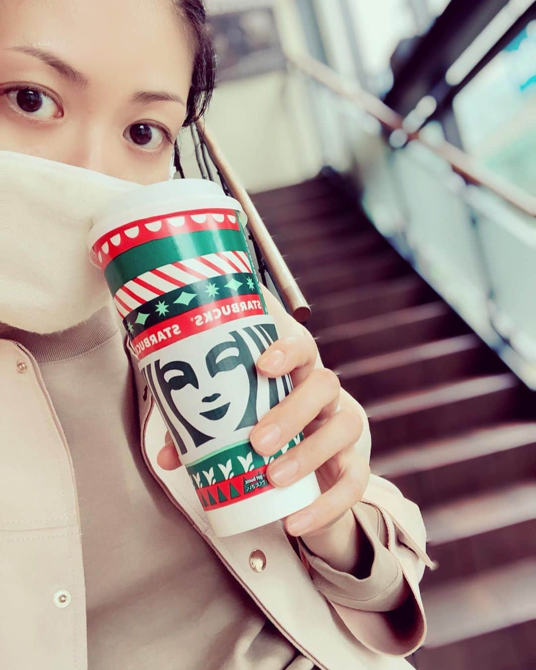 悠未ひろさんのインスタグラム写真 - (悠未ひろInstagram)「スタバで、ベンティサイズの飲み物を飲みながら、電子書籍を読む… ベンティなのに、私が持つとさほど大きくないよね… ま、これも私の人生よくよくあるある😯 #スタバ #ベンティ #自撮り恥ずかし　#でも大きさの比較のため #いたしかたなし #クリスマスバージョン🎅  #電子書籍いつでも読めるのいいね #私も電子書籍出版してます #宣伝 #エッセイ写真集 #読みやすいので #お気軽に見てください」11月10日 11時55分 - hiroyuumitomo