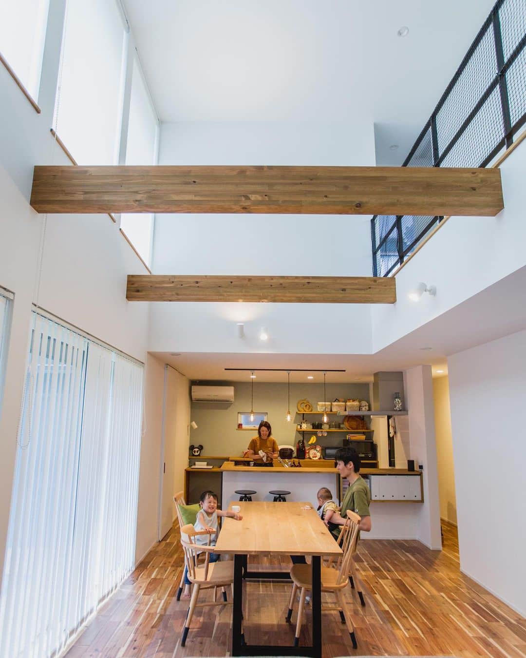 ルポハウス一級建築士事務所さんのインスタグラム写真 - (ルポハウス一級建築士事務所Instagram)「・ ・ ・ 窓を大きくとったことで光をたくさん取り込んだリビング。 ・ 化粧梁とイナズマ階段の組み合わせが、空間をリズミカルに演出します。 ・ ・ ・ 𓐌𓐌𓐌𓐌𓐌𓐌𓐌𓐌𓐌𓐌𓐌𓐌𓐌𓐌𓐌𓐌𓐌𓐌  ルポハウスの施工事例はこちらまで☞ @reposhouse  𓐌𓐌𓐌𓐌𓐌𓐌𓐌𓐌𓐌𓐌𓐌𓐌𓐌𓐌𓐌𓐌𓐌𓐌 #ルポハウス は#ちょっとかっこいい家 を"友人のために" という思いでつくっています。 一生に一度の#マイホーム。 「あなたにしかできない」×「ルポハウスだからできる」で、 私たちだけの#家づくり を思いっきり楽しんでみませんか？！ ・ ・ ・ #住宅 #注文住宅 #新築一戸建て #デザイナーズ住宅  #一級建築士事務所 #設計事務所  #滋賀県大津市 #滋賀県草津市 #滋賀県栗東市  #滋賀県近江八幡市 #リビングインテリア #吹き抜けリビング #吹き抜け階段 #イナズマ階段 #アカシアフローリング #無垢フローリング #ハンドスクレイプ」11月10日 12時00分 - reposhouse