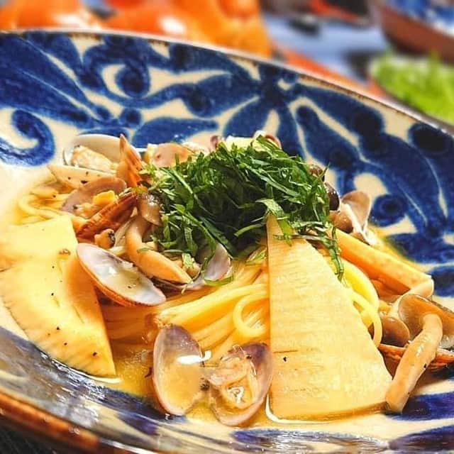 味ひとすじ　永谷園のインスタグラム：「松茸の味お吸いものを使用した「和風ボンゴレビアンコ」♪ 美味しいダシの詰まった松茸の味お吸いものを使えば、本格的なアレンジ料理を作ることができます✨ 和風にも洋風にもアレンジできるので、お気に入りのレシピを見つけてみてください😄 こちらの素敵なお写真は @plumit_217 さんの1枚です。 ・ 永谷園公式Instagramアカウントです。  ・ 永谷園の商品情報や、商品を使ったアレンジレシピのお写真を紹介しています✨  #永谷園レシピ をつけて投稿してくださったお写真は、 当アカウントで紹介させていただくことがあります😊  ぜひハッシュタグをつけて投稿してみてくださいね！ ・  #永谷園 #おうちごはん #家ごはん #簡単ごはん #簡単レシピ #時短 #時短レシピ #時短ごはん #手料理グラム #手作りご飯 #料理好きな人と繋がりたい #アレンジレシピ  #キッチングラム #朝ごはん #お昼ごはん #夜ごはん #ごはん記録 #料理記録 #手料理 #料理部 #手作りごはん #料理 #料理好き #デリスタグラム #献立 #松茸の味お吸いもの #パスタ #ボンゴレビアンコ #和風パスタ」