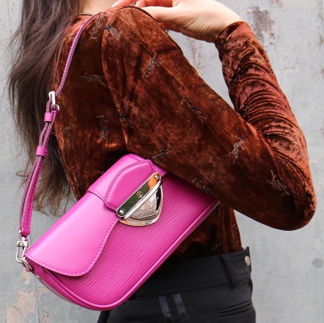 のインスタグラム：「Louis Vuitton Epi Pochette Montaigne by @amore_tokyo   📌On website search for AO30205  ✈️Free Shipping Worldwide 📩DM for more info and pricing  ➡️info@amorevintagetokyo.com   #ヴィンテージ #ルイヴィトン  #ヴィンテージルイヴィトン #アモーレ #アモーレトーキョー #表参道 #青山 #東京 #louisvuitton #vintage #LV #vintageLouisvuitton #vintagelv #amoretokyo  #amorevintage」