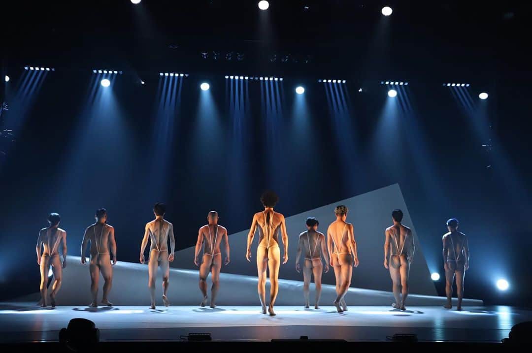 松浦司のインスタグラム：「どうですか？  美しいでしょう？  僕のお尻わかりますか？  本当にこれで公演しています。  名作です。  幕が上がり 板の上で照明が当たる 今までで一番なぜか気持ちいよ。  変態ではないんだよ。  ありのままなだけ  みんな生まれた時は裸だろ  身体の隅々から芝居してる  逃げも隠れもできない  演劇を  ケツじゃなく  演劇を  目に焼き付けろ。  #actors #actor #dancer #dance#bboy#theater #stage #演劇#舞台#役者#表現#芝居#劇団鹿殺し #俳優#エンターテイメント #表現#自由#全裸#芸術＃裸#naked#お尻#美尻#ケツに自信あり」