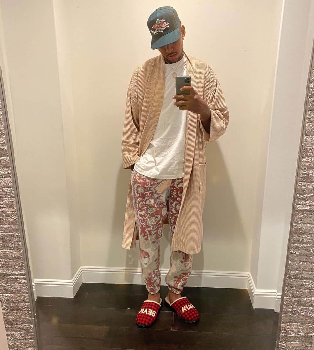 ニック・ヤングのインスタグラム：「King cozy #PapaBear #JustChillingInTheHouse #WhenItsCold #MostHated」