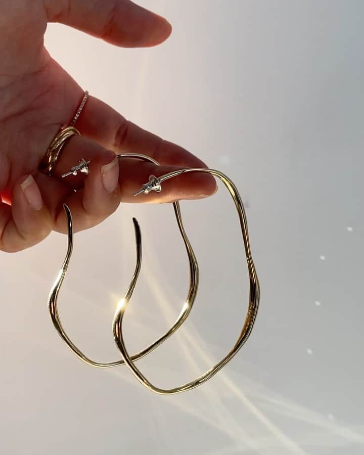 JUNNAのインスタグラム：「@farisjewelry   FARIS Large VERO Hoops  私物で、ずっと愛用しているお気に入りのフープピアス 今年も入荷したのですが、直ぐにお品切れした為  @etretokyo にて 12時再販いたしております。  軽くて、少しいびつなシルエットが カジュアルな日もドレスアップした日にも ポイントに...  フープの肉感が絶妙でネックレスなどとの バッティングもうるさくならないのがまた良きポイントです  沢山の再販リクエストをいただき ありがとうございました🙏  #farisjewelry #pierce #ピアス#フープピアス #フープ #アクセサリー#ゴールド#シルバー#etretokyo」