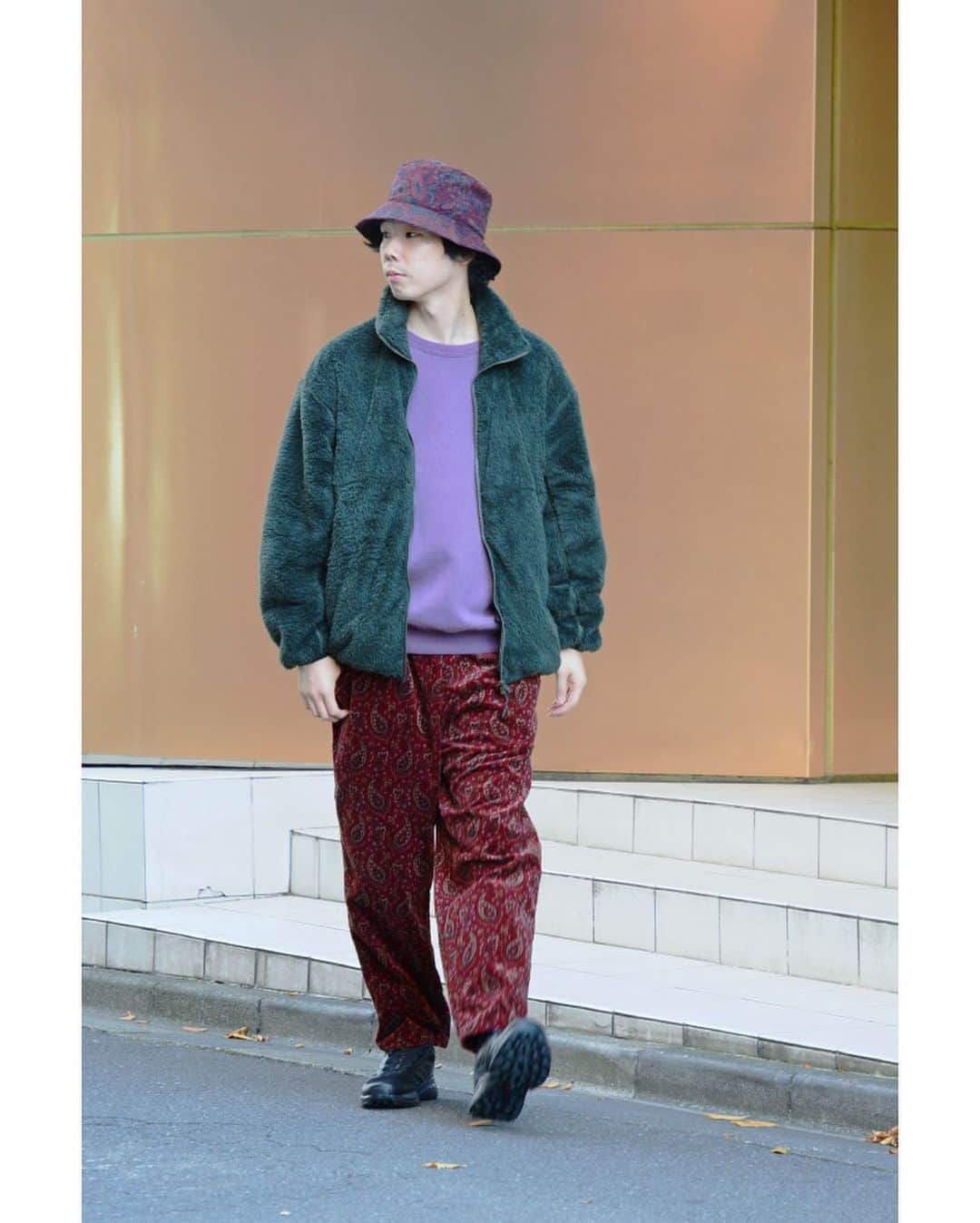 のインスタグラム：「.  WEEKLY RECOMMENDATION 3 ITEMS -今週のおすすめしたい3アイテムをご紹介！！-  MENSのおすすめアイテムをスタイリングでご紹介！！  今回の特集では寒い時期におすすめのインナーやパンツ等アウター以外のアイテムを中心にご紹介します。 是非ご覧ください。  JOHNBULL jacket lot.25671 / ￥11,000+tax ⇒https://www.privatelabo.jp/item/53692085.html  JOHNBULL top lot.25675 / ￥15,000+tax ⇒https://www.privatelabo.jp/item/53692070.html  JOHNBULL pants lot.21512 / ￥16,000+tax ⇒https://www.privatelabo.jp/item/53917463.html  ▼FEATURE https://www.privatelabo.jp/contents/feature/?p=1540370  #johnbull #johnbullprivatelabo #johnbullonlinestore #mensfashion #2020fw #autumn #winter #ジョンブル #ジョンブルプライベートラボ #ジョンブルオンラインストア #メンズファッション #秋冬ファッション #2020年秋冬」
