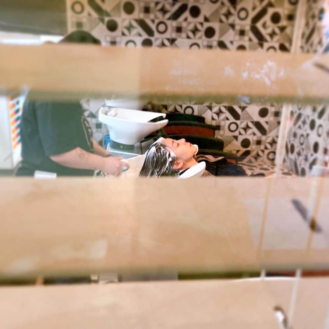 チン・イェソルのインスタグラム：「사랑해덕화야 ㅋㅋㅋㅋ  #모닝샴푸💆🏻‍♀️💜  #도촬 @sososo_young」