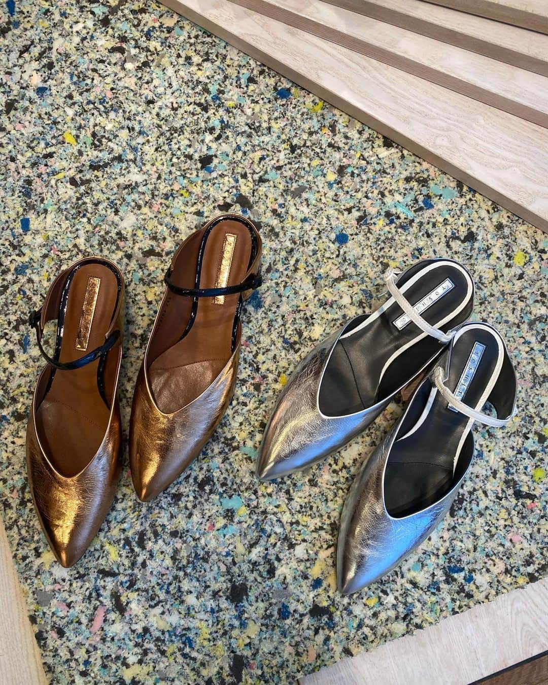 石井里奈さんのインスタグラム写真 - (石井里奈Instagram)「こんにちは💕 . 先日百貨店などに入っている上品でスタイリッシュなシューズブランド YOSHITOさんの展示会へ行ってきました💕🌟 @yoshito_shoes  . みんなが憧れる素敵なオトナ女子が履いてそうな靴がたくさん😍❤️ みてるだけでもエレガントで綺麗なデザインにうっとり☺️💕 . 私はこれからの季節にぴったりのショートブーツを中心にチェックしてたんだけど、包み込む履き心地で歩きやすさにびっくり🤭❤️ . ブーツって硬くてずっと履いてるといたくなったり、歩くと擦れたりして悩んでたけど、試し履きさせていただいたら歩きやすすぎて、本当感動でした✨ 上質なレザーの光沢感がおしゃれで貴賓があるので、普段のコーデで靴を変えるだけでかなりエレガントな印象にかわれそう👠✨ . 通勤コーデでも休日のナチュラルコーデでも合わせやすい🙆‍♀️✨これからのりなまるコーデに取り入れていきたいです❤️ . パンプスもいろんなデザイン、カラーが沢山あったのでまたゆっくりみに行きたいな❤️ . 午後も頑張っていきましょう✨ . #YOSHITO #ヨシト #履きやすい靴 #パンプス #感動のパンプス #pr #りなまるコーデ #オフィスコーデ #ブーツコーデ #ブーツ #冬コーデ #秋コーデ #大人女子 #女子アナ #女子アナコーデ #モテコーデ #皮小物 #レザー #通勤コーデ #オフィスカジュアル #olコーデ #展示会 #冬小物 #冬服コーデ #冬服 #秋服 #ショートブーツ #パンプス #歩きやすい #今日のコーデ #きょコ」11月10日 12時12分 - ri7tin1025