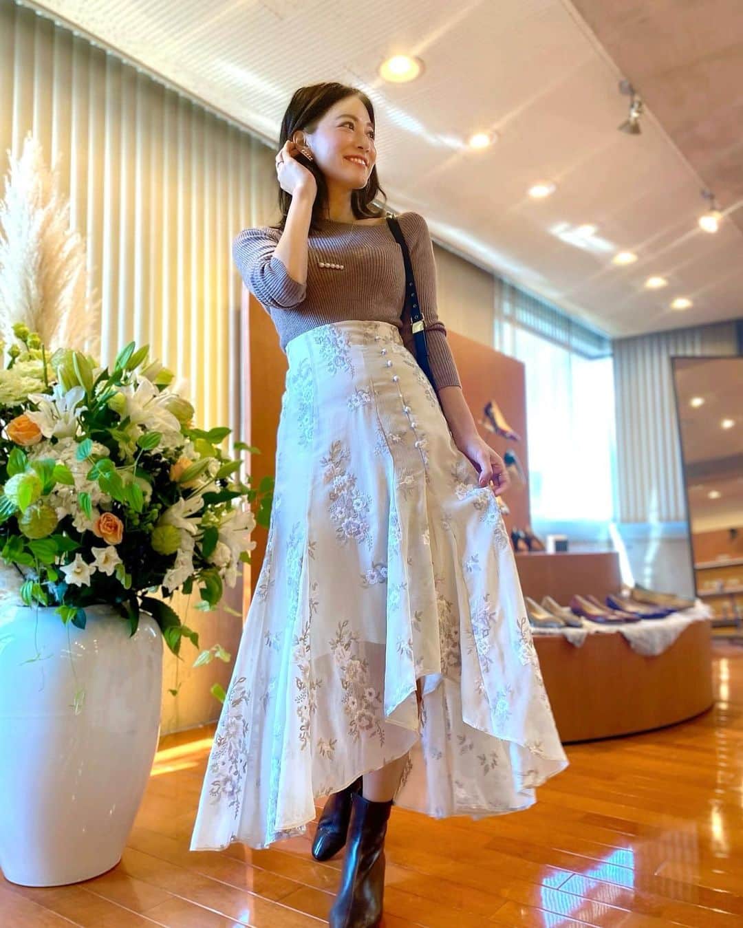のインスタグラム：「こんにちは💕 . 先日百貨店などに入っている上品でスタイリッシュなシューズブランド YOSHITOさんの展示会へ行ってきました💕🌟 @yoshito_shoes  . みんなが憧れる素敵なオトナ女子が履いてそうな靴がたくさん😍❤️ みてるだけでもエレガントで綺麗なデザインにうっとり☺️💕 . 私はこれからの季節にぴったりのショートブーツを中心にチェックしてたんだけど、包み込む履き心地で歩きやすさにびっくり🤭❤️ . ブーツって硬くてずっと履いてるといたくなったり、歩くと擦れたりして悩んでたけど、試し履きさせていただいたら歩きやすすぎて、本当感動でした✨ 上質なレザーの光沢感がおしゃれで貴賓があるので、普段のコーデで靴を変えるだけでかなりエレガントな印象にかわれそう👠✨ . 通勤コーデでも休日のナチュラルコーデでも合わせやすい🙆‍♀️✨これからのりなまるコーデに取り入れていきたいです❤️ . パンプスもいろんなデザイン、カラーが沢山あったのでまたゆっくりみに行きたいな❤️ . 午後も頑張っていきましょう✨ . #YOSHITO #ヨシト #履きやすい靴 #パンプス #感動のパンプス #pr #りなまるコーデ #オフィスコーデ #ブーツコーデ #ブーツ #冬コーデ #秋コーデ #大人女子 #女子アナ #女子アナコーデ #モテコーデ #皮小物 #レザー #通勤コーデ #オフィスカジュアル #olコーデ #展示会 #冬小物 #冬服コーデ #冬服 #秋服 #ショートブーツ #パンプス #歩きやすい #今日のコーデ #きょコ」