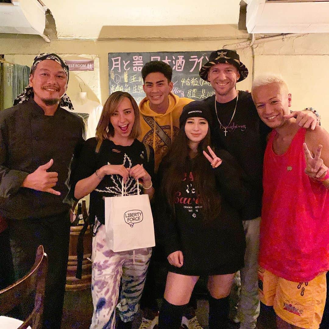 照屋 健太郎のインスタグラム：「シェンが沖縄滞在を延泊したので、みんなで『月と器』に飲みに行ってきました🌕🍶美味しい串焼きと日本酒。最高でした！雄一郎さん、いつもありがとうございます。楽しい夜をありがとうございました😊🙌🏻  #沖縄 #月と器 #DefTech #okinawa」