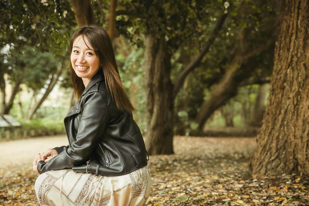 石井寛子のインスタグラム：「2020.10.30 #一日一幕   笑う門には福来る  いつもパワーに溢れてる じゅりにぴったりの言葉💐  #ママカメラ #portrait #新宿御苑 #紅葉 #ファインダー越しの私の世界」