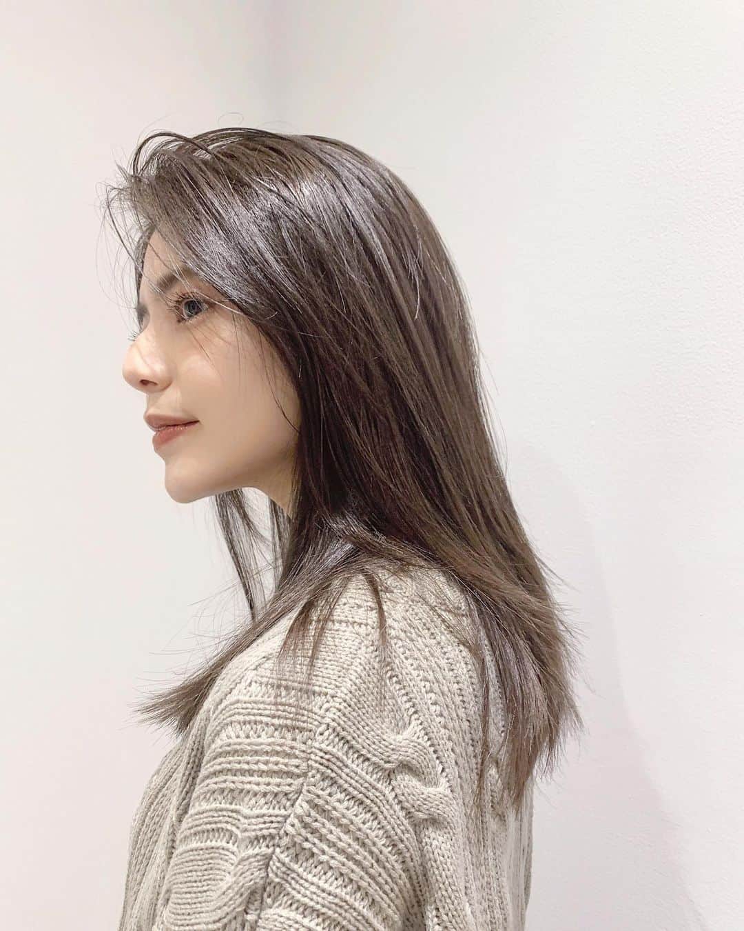 のインスタグラム：「宮古島旅行に行く前に ヘアカラーのメンテナンス💫  私が4年カラーお願いしている @arigate_hair  10月から表参道→代官山に移転したよ〜!! 代官山駅の改札を出て徒歩10秒に😆✨  コロナ対策で 入口には手洗い場があるし １つひとつ半個室になってて 他のお客様たちと対面することもなく ゆったりとした空間☺️  シャンプーバー🛁🌿 のサービスが新しく追加されて🥺  自分の好きな香りや悩みに合わせて 好きなシャンプーを持ち帰ることができるようになったよ👏 しかもオージュアのシャンプー🧡 (私はこのシャンプー愛用歴3年くらい) 当日のヘアケアだけでなく 帰ってからのお家ケアまで手助けしてくれるの最高すぎる！！  プライベート仕事を含めかなりの数美容室に行ったことがあるけどシャンプーバー見たのは初めてで美容室ではまだ少ないサービスなんじゃないかな😇  今回は沖縄に行くっていうのもあって 明るさはそこまで落とさずに 色だけ入れ直してもらって トリートメントまでしてもらいました✨ 今回の内田さんカラーも最高🥳  1枚目と一番最後以外は ノーマルカメラでそのままの色で わかりやすいかな？ (夜行ったから少し暗いかもだけど)  いつも素敵なカラーありがとう✨  #arigate#アリゲイト#代官山#移転オープン#ヘアメンテナンス#オージュア#シャンプーバー#カラー#ヘアカラー#スターダスト#イルミナカラー#イルミナカラーオーシャン#イルミナカラースターダスト」