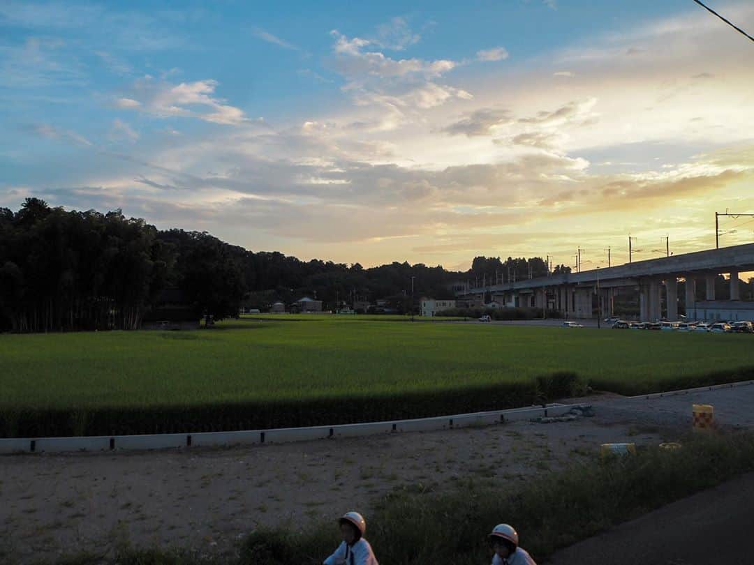 伊藤桃さんのインスタグラム写真 - (伊藤桃Instagram)「【#富山地鉄 #車窓からの景色 】 実に総投稿19post！笑 朝5時台から始まったながーい1日の乗り鉄もいよいよラスト。 宇奈月温泉駅を出た列車はひたすらに夏の終わりの夕陽の中、田園風景をぬけていきます·····。 2泊3日の北陸旅、すごくたのしかったな。 みなさまもいっしょに楽しんでいただけていたらうれしいです。 * 5枚目: ふたたび新魚津駅に到着！ 6枚目: また地下通路をとおり····· 7枚目: 出口からのぞく夕陽がきれいだったな·····✨ * 8枚目: 魚津駅からふたたびあいの風とやま鉄道へ····· 9枚目: そして、えちごトキめき鉄道にのりかえ····· 10枚目: 夜遅くの糸魚川駅に到着！ といっても20:30でしたが、駅付近には人気がすくなく、何度も訪れた糸魚川駅なのにまた違う顔が見えたようでうれしかったです(,,･ω･,,) レンガ車庫、ライトアップされててかっこよかったな〜✨ * ここから新幹線にのって····· 前に乗ったぶんもふくめて、 この日1日で富山地鉄、あいの風とやま鉄道、えちごトキめき鉄道完乗🙌☺️ なんせいまも実は旅空の下だし、まだ書いてない旅大量なのでまだまだ桃のたびはつづく·····😘♥ #富山地方鉄道 #車窓から #夕陽が好き #夕陽ハンター #夕陽に染まる #sunset🌅 #糸魚川駅」11月10日 12時20分 - itomomo_tetsu