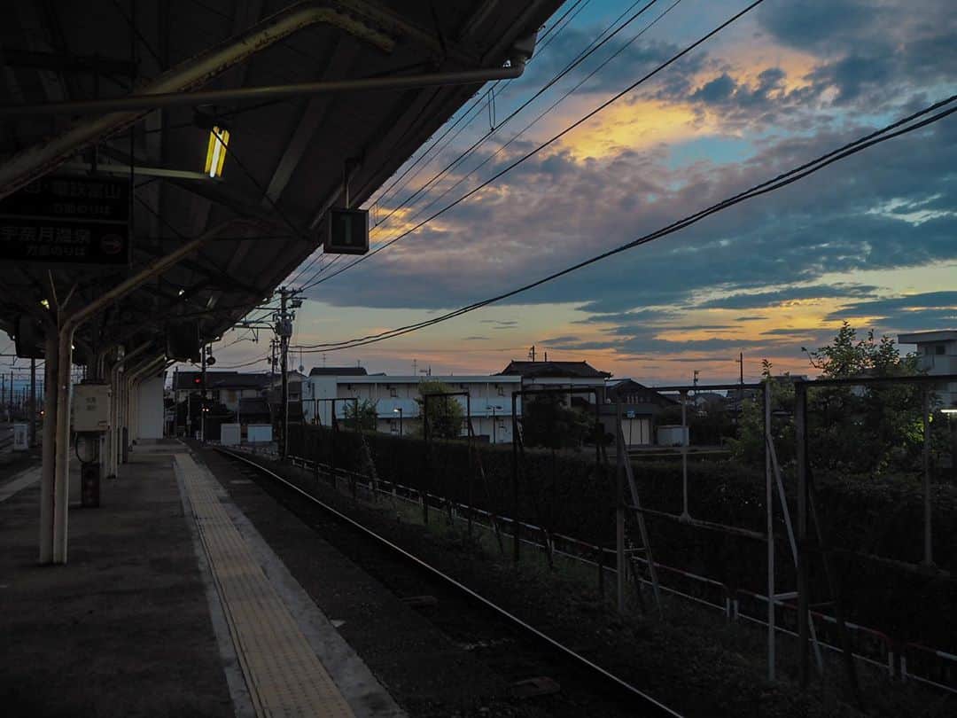 伊藤桃さんのインスタグラム写真 - (伊藤桃Instagram)「【#富山地鉄 #車窓からの景色 】 実に総投稿19post！笑 朝5時台から始まったながーい1日の乗り鉄もいよいよラスト。 宇奈月温泉駅を出た列車はひたすらに夏の終わりの夕陽の中、田園風景をぬけていきます·····。 2泊3日の北陸旅、すごくたのしかったな。 みなさまもいっしょに楽しんでいただけていたらうれしいです。 * 5枚目: ふたたび新魚津駅に到着！ 6枚目: また地下通路をとおり····· 7枚目: 出口からのぞく夕陽がきれいだったな·····✨ * 8枚目: 魚津駅からふたたびあいの風とやま鉄道へ····· 9枚目: そして、えちごトキめき鉄道にのりかえ····· 10枚目: 夜遅くの糸魚川駅に到着！ といっても20:30でしたが、駅付近には人気がすくなく、何度も訪れた糸魚川駅なのにまた違う顔が見えたようでうれしかったです(,,･ω･,,) レンガ車庫、ライトアップされててかっこよかったな〜✨ * ここから新幹線にのって····· 前に乗ったぶんもふくめて、 この日1日で富山地鉄、あいの風とやま鉄道、えちごトキめき鉄道完乗🙌☺️ なんせいまも実は旅空の下だし、まだ書いてない旅大量なのでまだまだ桃のたびはつづく·····😘♥ #富山地方鉄道 #車窓から #夕陽が好き #夕陽ハンター #夕陽に染まる #sunset🌅 #糸魚川駅」11月10日 12時20分 - itomomo_tetsu