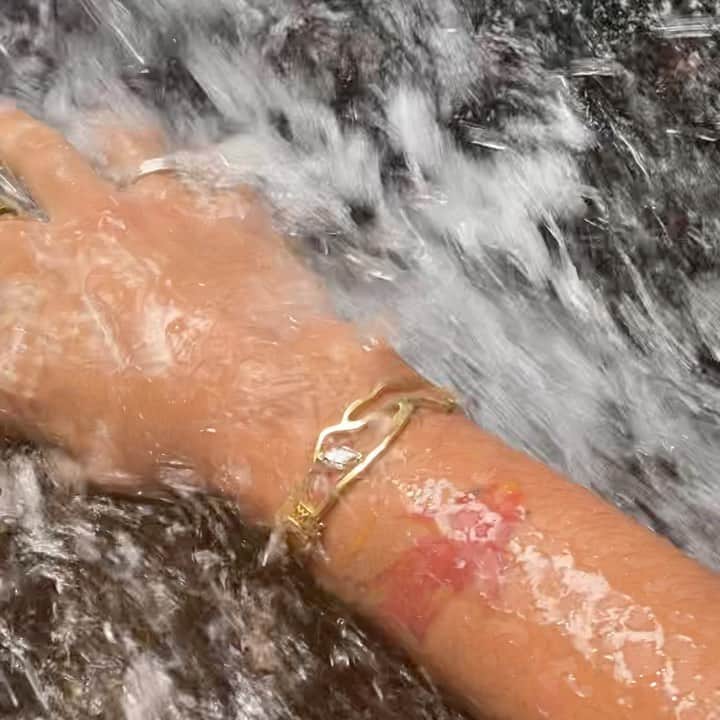 稲木ジョージのインスタグラム：「だいぶ前のことだけど、輪島行ったときに、神々しい滝で #KINTSUGI バングルを浄化してきた🧘‍♂️💎」