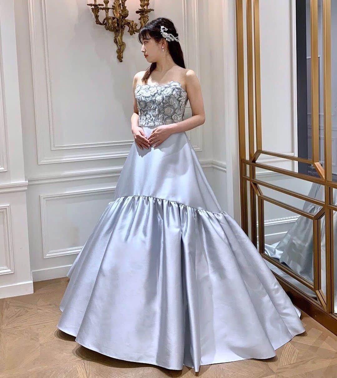 Dresses (ドレッシーズ)さんのインスタグラム写真 - (Dresses (ドレッシーズ)Instagram)「KENNETH POOL(ケネスプール)の新作カラードレス✨ コーディネートのポイントや詳細は @dresses_weddingdress ホーム画面URLへ。⠀ ----------------------------------------⠀ カラードレス:04-8171 ドレスブランド:@kenneth_pool イヤリング:07-70130 ヘッド:05-70121  こちらのドレスは @authentique_weddingdress のドレスです。 その他の @kennth_pool のドレスは #kennethpool_dresses よりご覧いただけます。⠀⠀  ドレスのお問い合わせは @dresses_weddingdress にDM💌 Dresses割引ございます!! ※諸条件あります お気軽にお問い合わせくださいませ。 -------------------------  ドレスは絶対に後悔したくない方の為の結婚式場紹介サービス始めました！ #ドレス選びから始める結婚式場探し @dresses_weddingdress のInstagramに掲載している #antonioriva や #mirazwillinger など、インポートウェディングドレスがお得になります✨ おしゃれな花嫁様のための式場紹介サービスです♡  ◇紹介会場一覧▶@dresses_weddingdress Top のURLより ◇Instagram▶ @dresses_concierge  ドレスを後悔したくない方、好きなドレスをお得に着たい方、DM にてお気軽にお問い合わせください♡⠀ *⠀⠀⠀⠀⠀⠀⠀ #ドレッシーズ#ケネスプール#Aラインドレス#kennthpoo#カラードレス#カラー迷子#プレ花嫁#運命のドレス#2021春婚#2021婚#グレードレス#シルバードレス#イリュージョンドレス#リボンドレス」11月10日 12時20分 - dresses_weddings