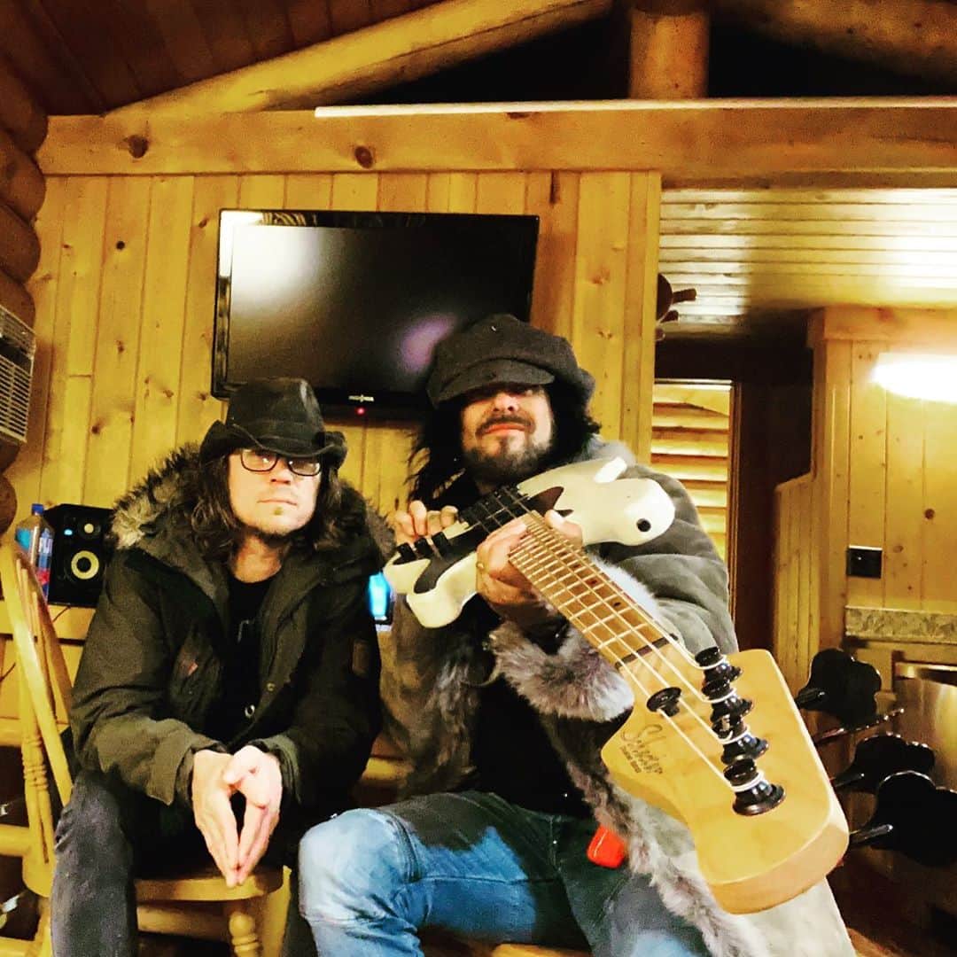 ニッキー・シックスさんのインスタグラム写真 - (ニッキー・シックスInstagram)「Recording some bass tracks in a log cabin today with producer engineer madman @barrypointer for a secret little project next year. Been a minute since I’ve been able to record bass so today was a really great day.... Also the first time I’ve recorded in Wyoming!!!! 🤘🏽 @schecterguitarsofficial」11月10日 12時23分 - nikkisixxpixx