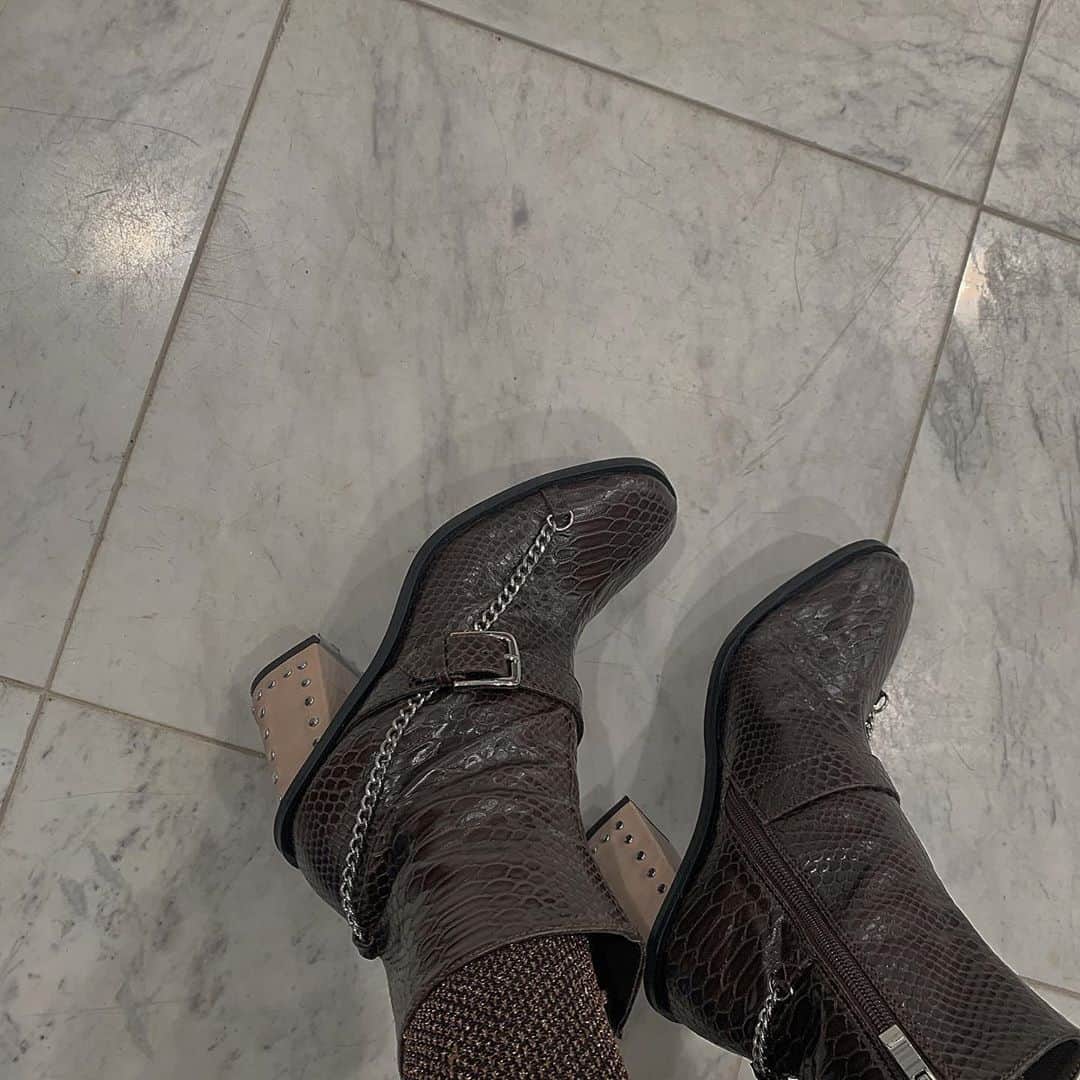 林田沙綾さんのインスタグラム写真 - (林田沙綾Instagram)「⚪︎ boots大人気販売中です❤︎ 履いてく度にあじがでてくるの ⚪︎ #missmebychaling #boots#クロコ柄」11月10日 12時25分 - saaya.xoxo