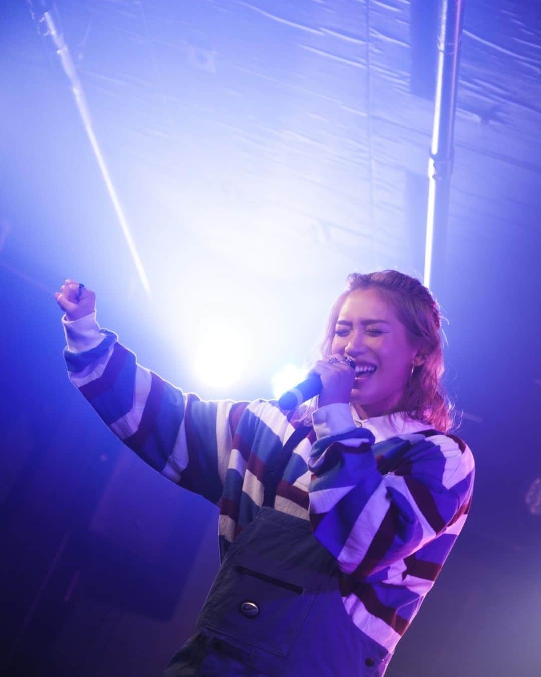 acaneのインスタグラム：「・ photo by @mika_nagaoka_  ひとつ前の投稿に たくさんコメントもDMもいただき ありがとうございました。 すごくすごく嬉しかった😭  最後の写真は幕が開く前。 ステージに上がる前は いつも手を合わせて集中してる。笑  #live」