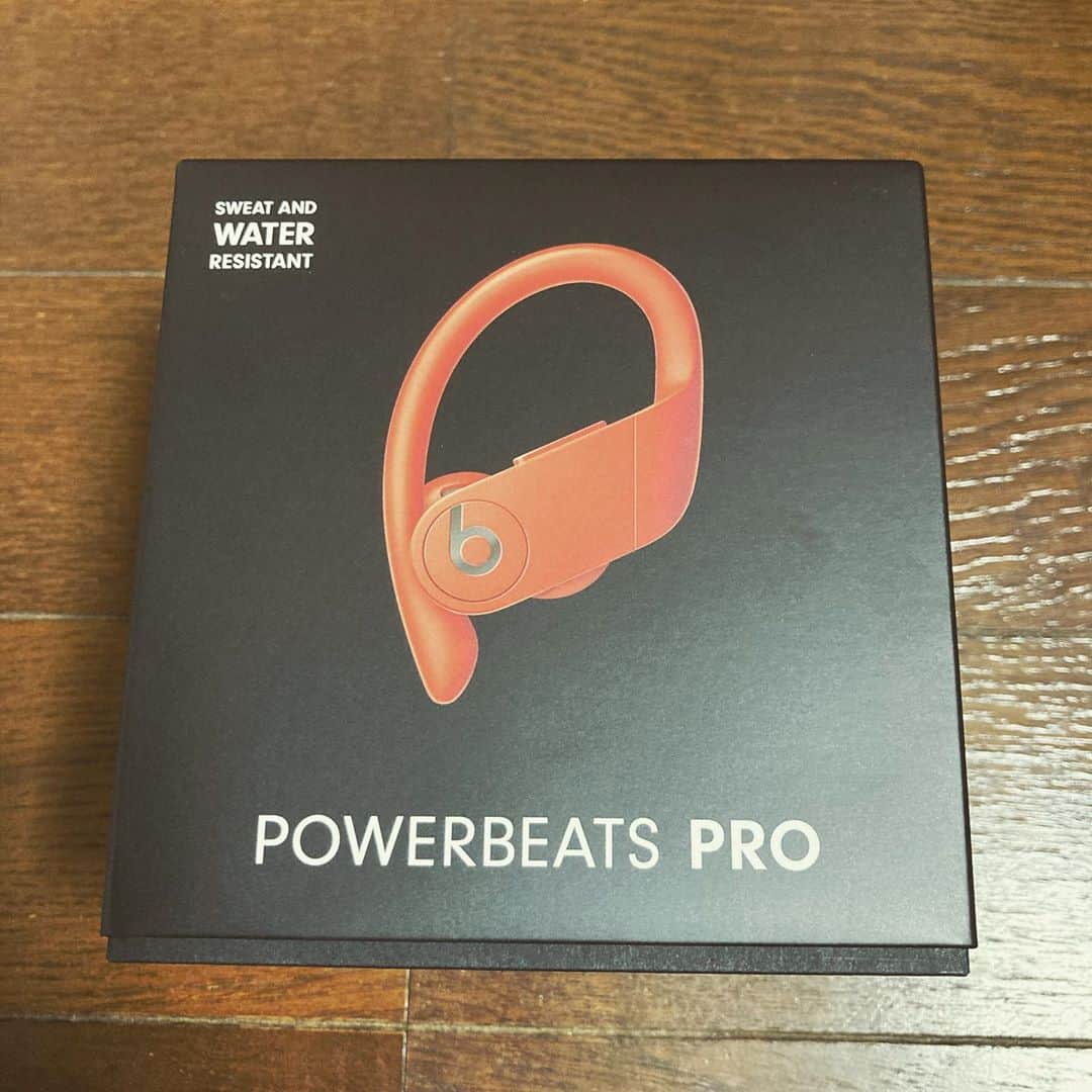 斉藤伸也のインスタグラム：「My New Gear...パソコンの下取りがギフトカードで来てApple Storeでしか使えなかったのでBluetoothイヤホンを注文してみたぞ！やっぱり線がないってのはすごいね！音質は低音がドンドコくる音です  #powerbeatspro #wileless #bluetooth #earphones #lavared #red」