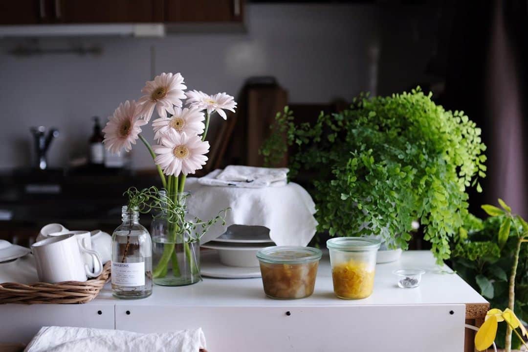 maggydaisyのインスタグラム：「_  柚子の皮の蜂蜜漬け 林檎とラフランスの砂糖煮  お庭で採れた無農薬の柚子を頂いて、黒い所を取って刻んで、とってもいい香り！ ヨーグルトに入れて食べています。  林檎やラフランスはお供えしているものが悪くなる前に少しずつ煮て。  #花のある暮らし #kitchen #キッチン #柚子」