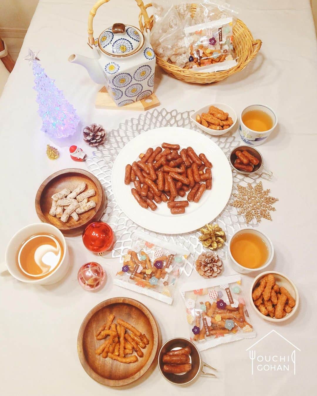 おうちごはん編集部さんのインスタグラム写真 - (おうちごはん編集部Instagram)「【 #おうちごはんキャンペーン 】募集は11月23日（月）まで！  11月10日はかりんとうの日🍵♪ かりんとうの棒状の形を11で表し、砂糖の糖を10と読む語呂合わせにちなんで、日本の伝統菓子である「かりんとうのおいしさを幅広い年代の人に知ってもらいたい」という想いから制定されました！  かりんとうは、カリッとした食感とコクのある甘さがほかのおやつにはないおいしさで、子どもの頃におやつとして食べていたという人も、大人になった今もじつは 好きという人も多いのではないでしょうか✨  昔から愛されてきた定番の黒糖かりんとう以外にも、最近はミルクやキャラメルなど新しいフレーバーがあり、形も食感もさまざま。多彩な味を楽しめるんです🥰  今回は三幸製菓のかりんとう（全7種）と一緒に「#かりんとうのあるくらし」を楽しむInstagram投稿キャンペーンを開催します！ どれか1種類だけでも、何種類かを一緒にでももちろんOKです。商品が日常の中にある風景や、お好きにアレンジいただいたかりんとうなど、かりんとう愛があふれる投稿をお待ちしています💕  photo by @myu.myu1123  ------------------ ◆おうちごはん記事はプロフィール欄からご覧ください！ https://ouchi-gohan.jp/2870/  @ouchigohan.jp のプロフィールのURLをクリックしてね☑️  ［staff : ぽんさゆ］ ------------------  #おうちごはんlover #おうちごはんラバー #ouchigohanlover #デリスタグラマー #ouchigohan #いつものいただきますを楽しく #おうちごはん #丁寧な暮らし #lin_stagrammer #foodporn #foodphoto #foodstyling #food  #かりんとうのあるくらし #かりんとう #おやつ #今日のおやつ #おやつタイム #和菓子 #お菓子 #スイーツ #和スイーツ #甘党 #おつまみ  #おうちカフェ #おうち時間 #三幸製菓のかりんとう #三幸製菓 #pr」11月10日 12時38分 - ouchigohan.jp