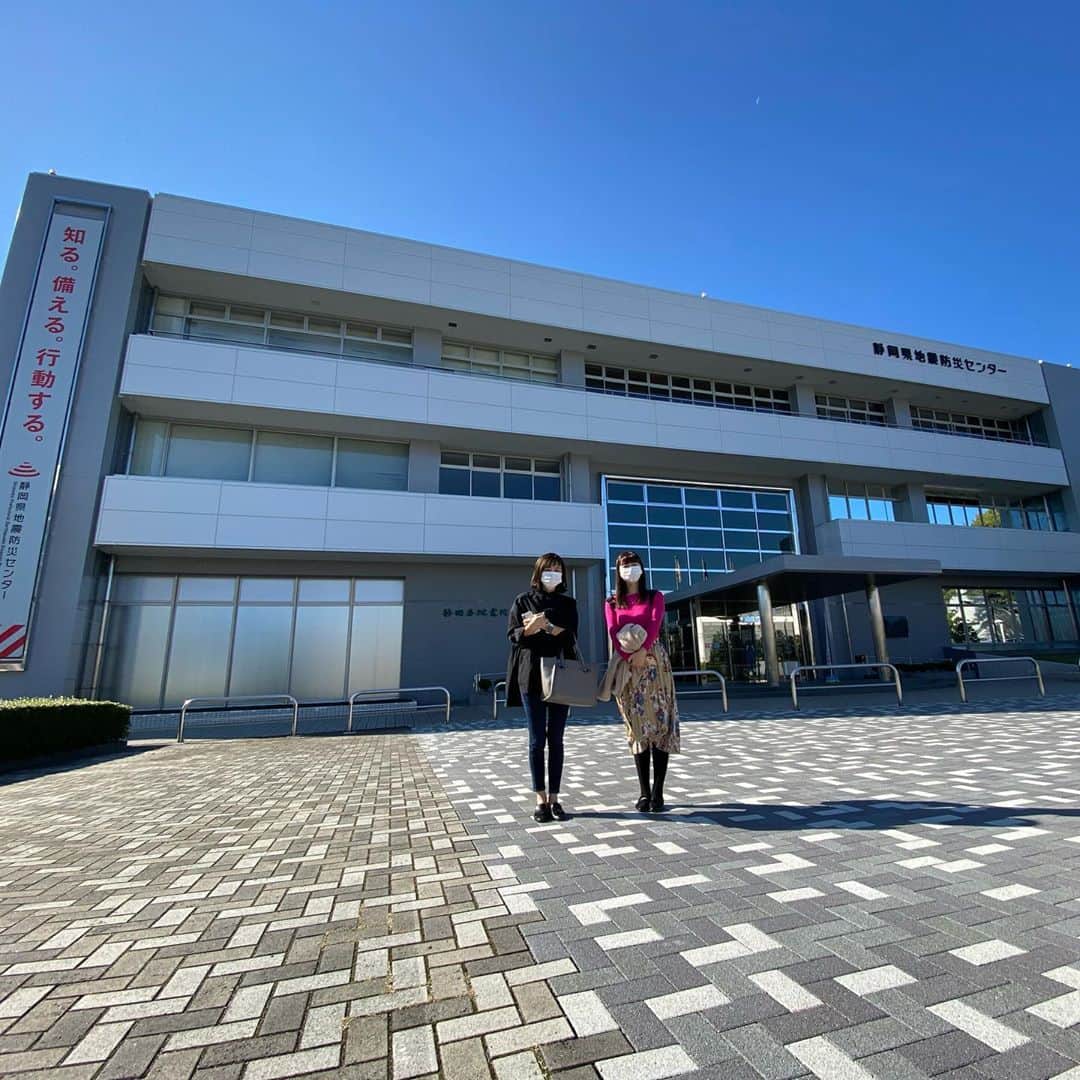 のインスタグラム：「片山です。きょうはアナウンス部メンバーを中心に、静岡市駒形通にある #静岡県地震防災センター に見学、勉強に行ってきました。アナウンス部メンバーで行くのは2018年以来ですが、リニューアルしてからは初めて。  センターでは、映像や五感を使って体験できる展示物がたくさんあり、スタッフが丁寧に説明をしてくれます。地震はもちろんのこと、近年増えている風水害や火山についても学びました。以前は予約しなくても見学できましたが、今は新型コロナウイルス対策として要予約となっています。ぜひ、静岡県内にお住ま位の方はご利用ください。 #静岡朝日テレビ #アナウンサー #学ぶ #静岡市 #防災」