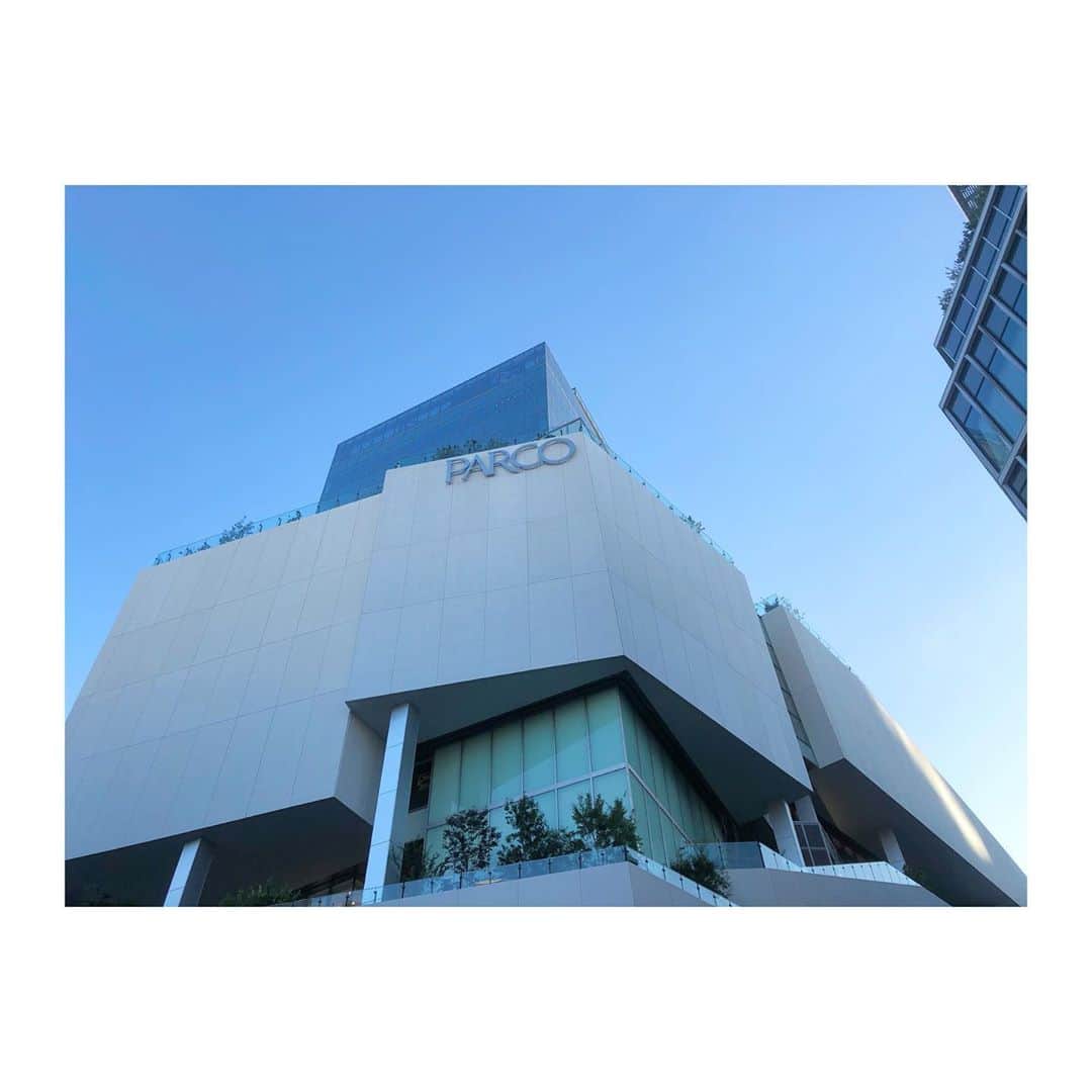 森脇加奈子のインスタグラム：「🏙  とても良い天気〜  良い天気ほどいろいろ考えごとしたりするこの頃  私という人間は、 いつも他人からの評価ばかり気にしてしまいがち　  で  謙虚であることに固執しすぎることはすでに謙虚ではないんじゃないか…何事にも柔軟でありたい…しかし流されすぎることも良くはない 全て中庸でありたいけどそれもしすぎると八方美人になってしまう、人生はバランスだなあ  ところでみんなが幸せな世界線は存在しないのかな 人間って難しい、みんな同じ星に住んでいるのにな〜それぞれ違う思考で生きているから不思議だ〜  新しい帽子でも見ようかな、、、  #感情入り乱れまくり　 #病んではないです 不思議〜ってだけ」