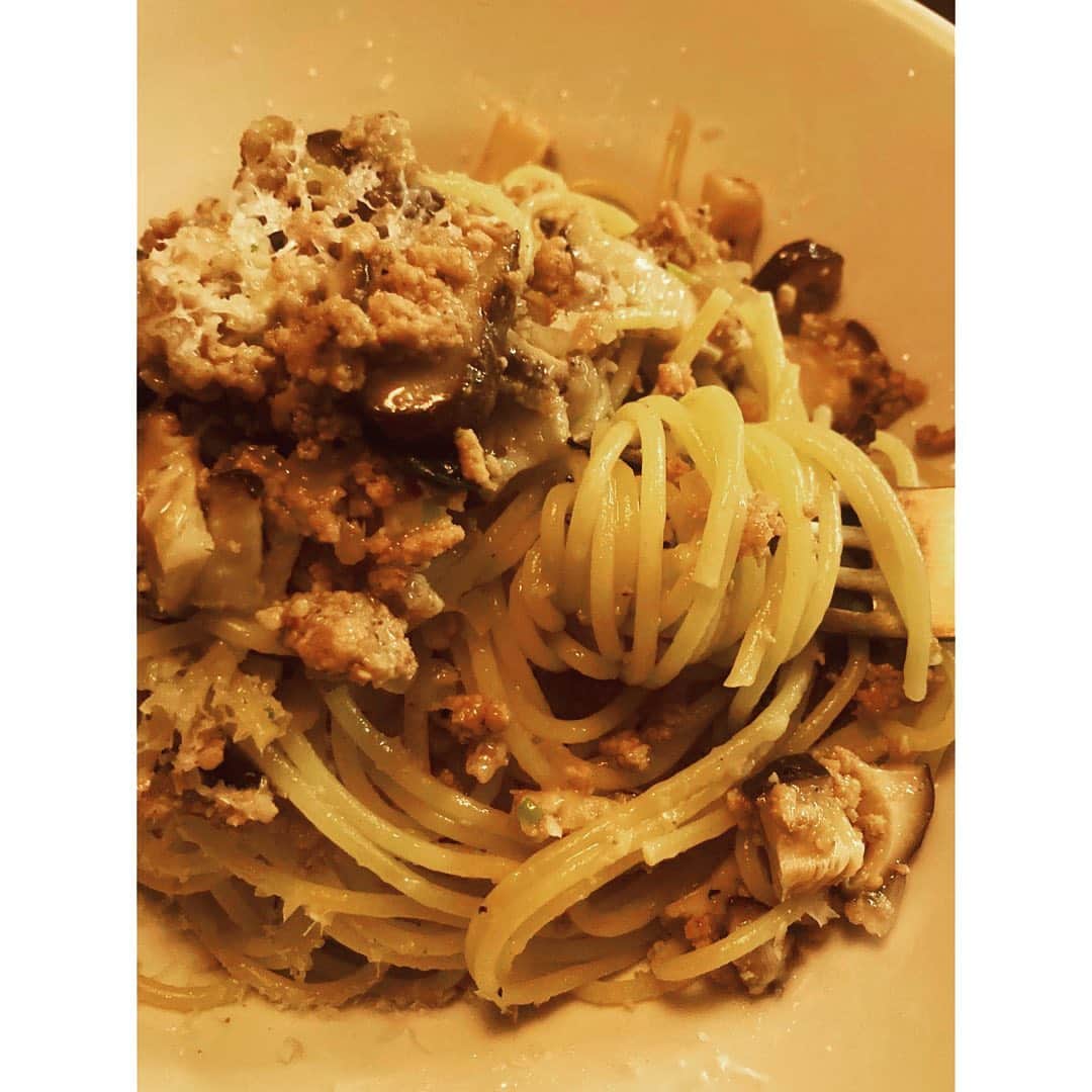 journaleatripのインスタグラム：「Oakland  chantelle ！  きのこと栗と豚とセージのパスタ 昨日は夕方から夜食べるものを決める。  生肉にしっかり直接下味をつける。 マディラ酒少しにセージの香り ウッとりしながら そうだと、友人お裾分け引き出しから(私の懐古箱ともいえる)10年もの カリフォルニア、オークランドで採取したchantelle dryを少し戻して使う。  深夜になんて豊潤なパスタ。 彼女の今の心境も思い受かべて乾杯。」