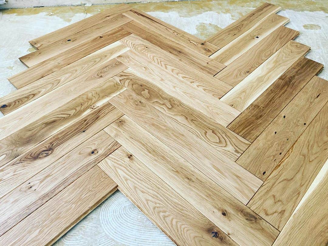 日大建築のインスタグラム：「オーク、ヘリンボーン貼 事務所の床に使います👍 #日大建築#カリフォルニアスタイル #サーファーズハウス新築#注文住宅#宮崎市#モダン#オシャレ#ビーチ#海#surf #ハワイ#アメリカン#大工#建築#設計#ウッドスタイル#中古住宅#リフォーム#リノベーション#カバードポーチ#ウッドデッキ#ヘリンボーン#マイホーム#家造り」