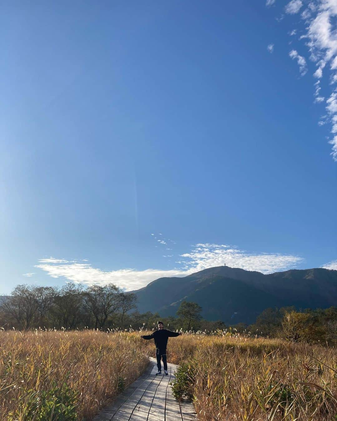 保田賢也のインスタグラム：「. 天候にも恵まれ. 大自然で大きく深呼吸. 自然に感謝. 五感の大切さを改めて感じた日. .  #箱根 #箱根湿生花園 #紅葉 #雲も変わってた #なんかいい気がした #五感 #あとから味覚も　🍚 #温泉 #47度 #あちち #男旅 #水球 #waterpolo」