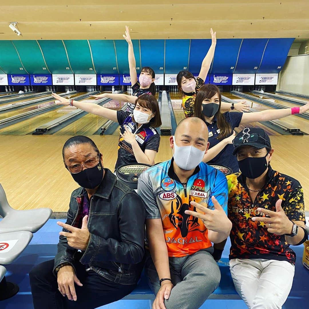 黒田アーサーのインスタグラム：「昨日は埼玉県の美里ゴルフ倶楽部でゴルフ⛳️をして、夜は東京ポートボウルの花きゃべつリーグでボウリング🎳💦さすがに疲れました😅なんと加藤Ｐこと加藤祐哉プロが特別ゲストで参加してくれました😊🙌加藤Ｐは花きゃべつリーグ2回目の参加です！💕渡辺けあきプロ💕飯田菜々プロ💕秋山希望プロ💕矢野朋代プロそして久しぶりにKORN兄貴も参加‼️加藤Ｐにリーグ終了後僕の投球を見て貰いました😉✌️貴重なアドバイスをいくつか指摘してもらいかなりいい感じになったと思います‼️😉👍加藤Ｐアドバイスありがとうございました！ #東京ポートボウル  #花きゃべつリーグ #加藤裕哉プロ  #渡辺けあきプロ  #飯田菜々プロ  #秋山希望プロ  #矢野朋代プロ  #ブラザーkorn兄貴  #公式アンバサダー #黒田アーサー #いつもに増して豪華 #華やかなリーグ💕 #ボウリング好きな人と繋がりたい  #ボウリング愛 #bowling #볼링 #集合写真が面白い🤣」