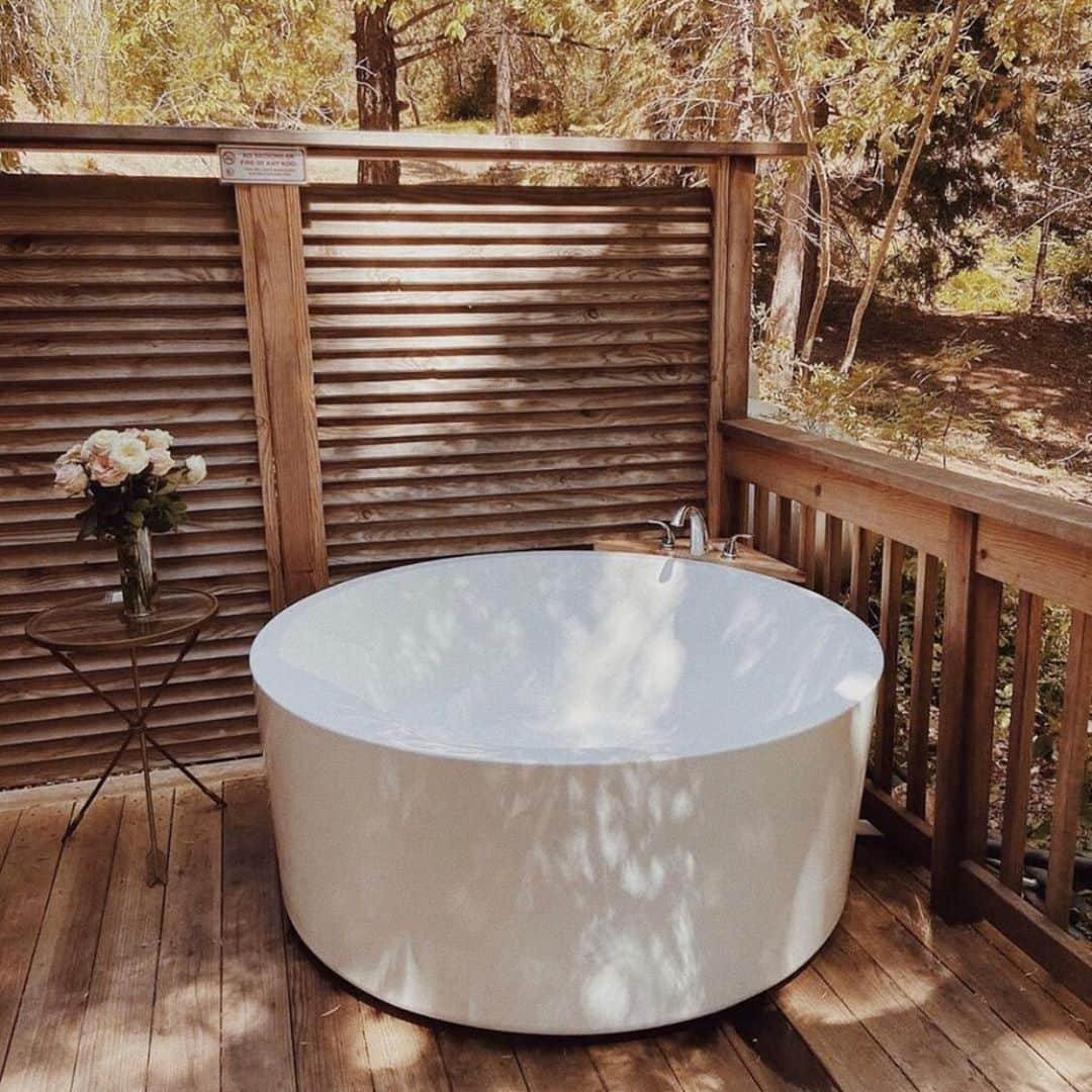 Wet Sealのインスタグラム：「Warm bath x Fall vibes 🍁 via @itsreallynana」