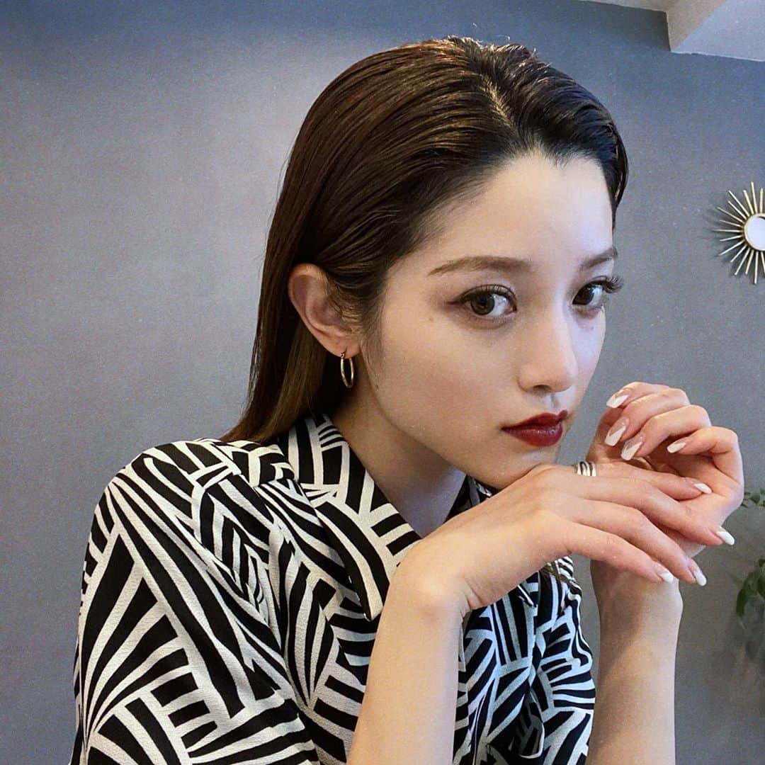 のインスタグラム：「今日はオールバックに赤Lipのきぶんです😈まつげ復活して嬉しいなぁ🤍 お任せしてるから詳しくは @rile_shibuya のinstaみてね✨ . Lip @threecosmetics 09 . . #秋メイク#赤リップ #マツエクデザイン」